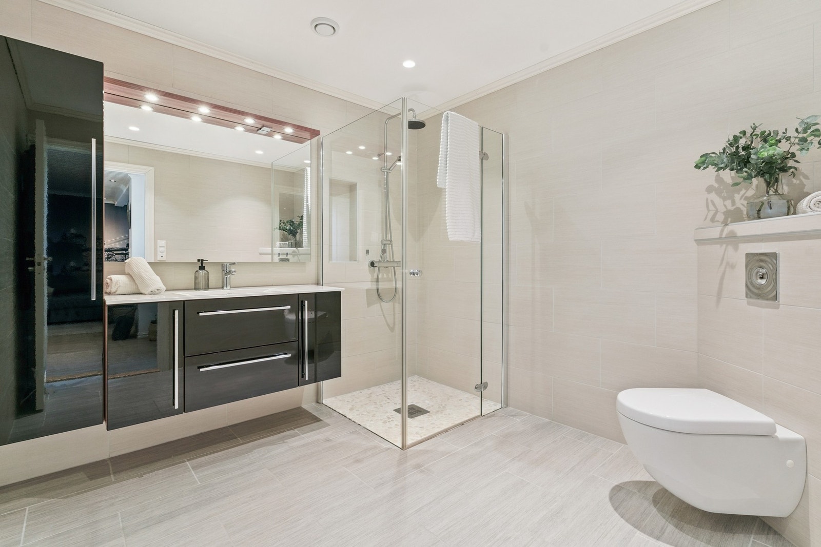 Du har et romslig hovedbad med stilrene fliser. Galleribilde