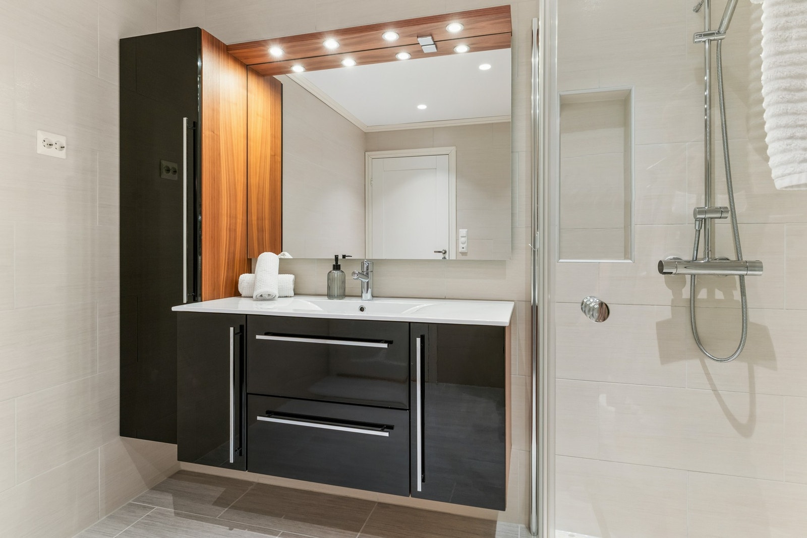 I dusjnisjen har du innfellt hylle for oppbevaring av såper etc. Galleribilde