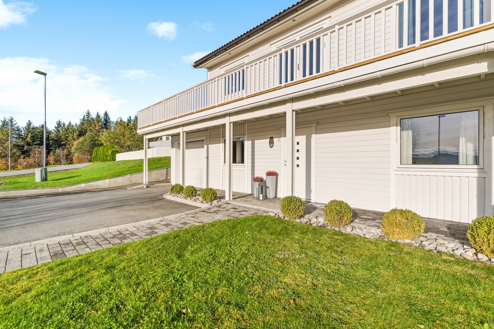 Inngangspartiet er fint opparbeidet med gressplen og steinlagt gangsti. Galleribilde