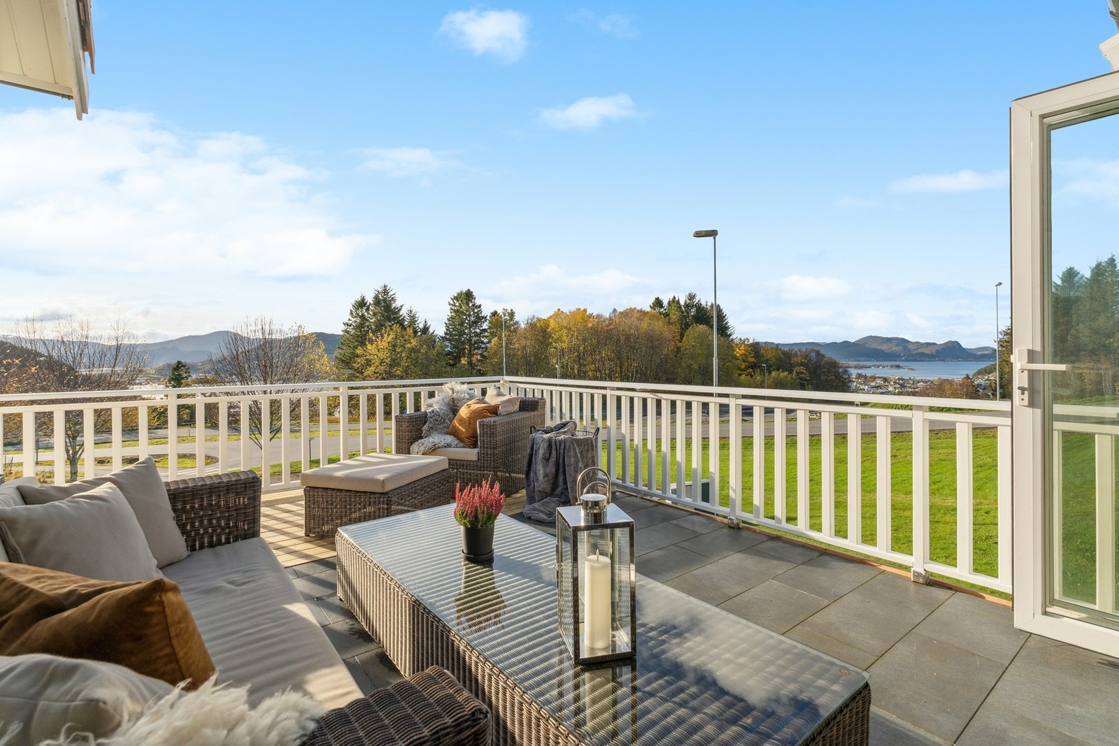 Videre fra vinterhagen kommer du ut på terrassen med utsikt mot sentrum. Galleribilde