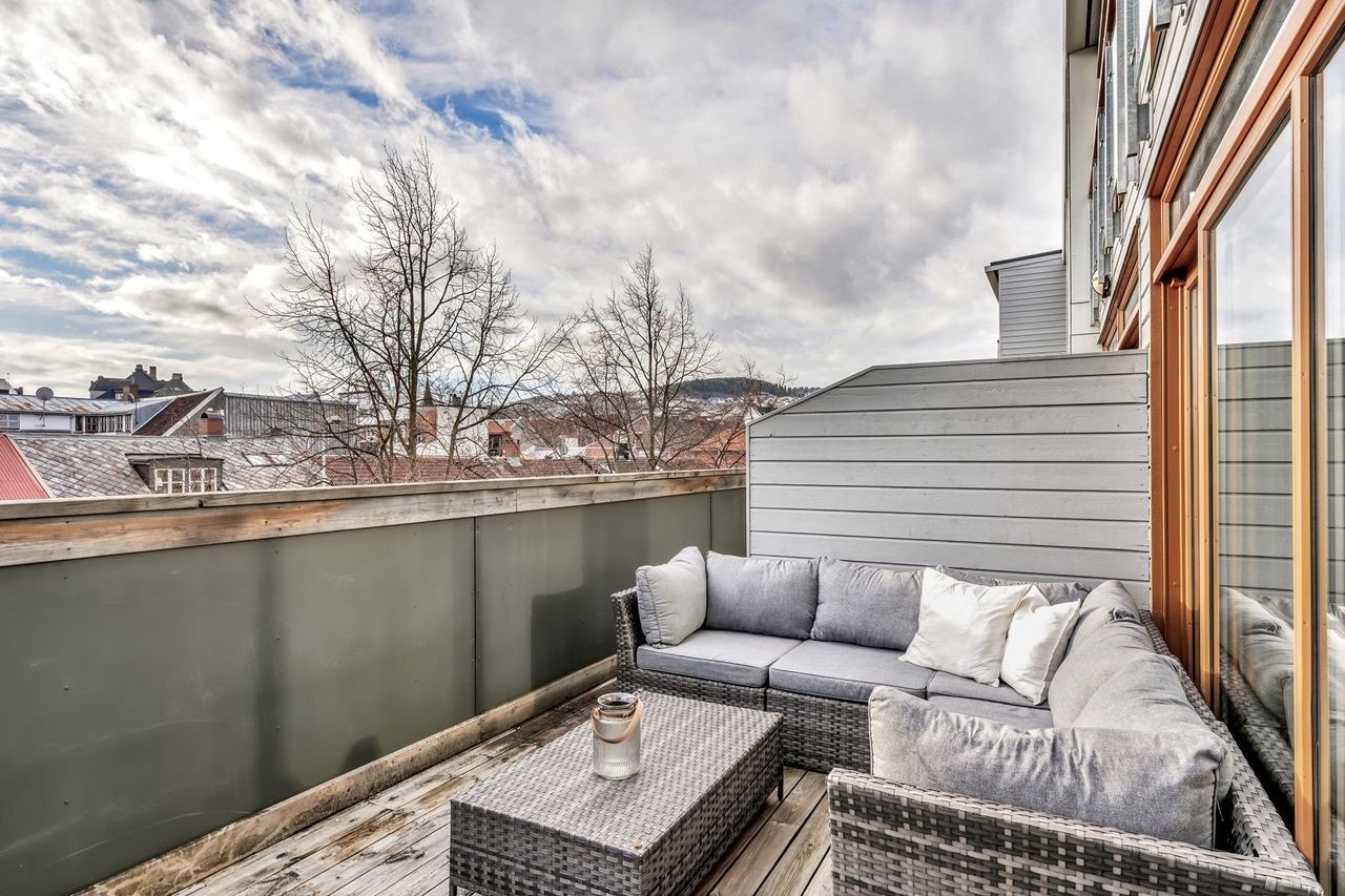 Terrassen er solrik med god plass til møblement Galleribilde