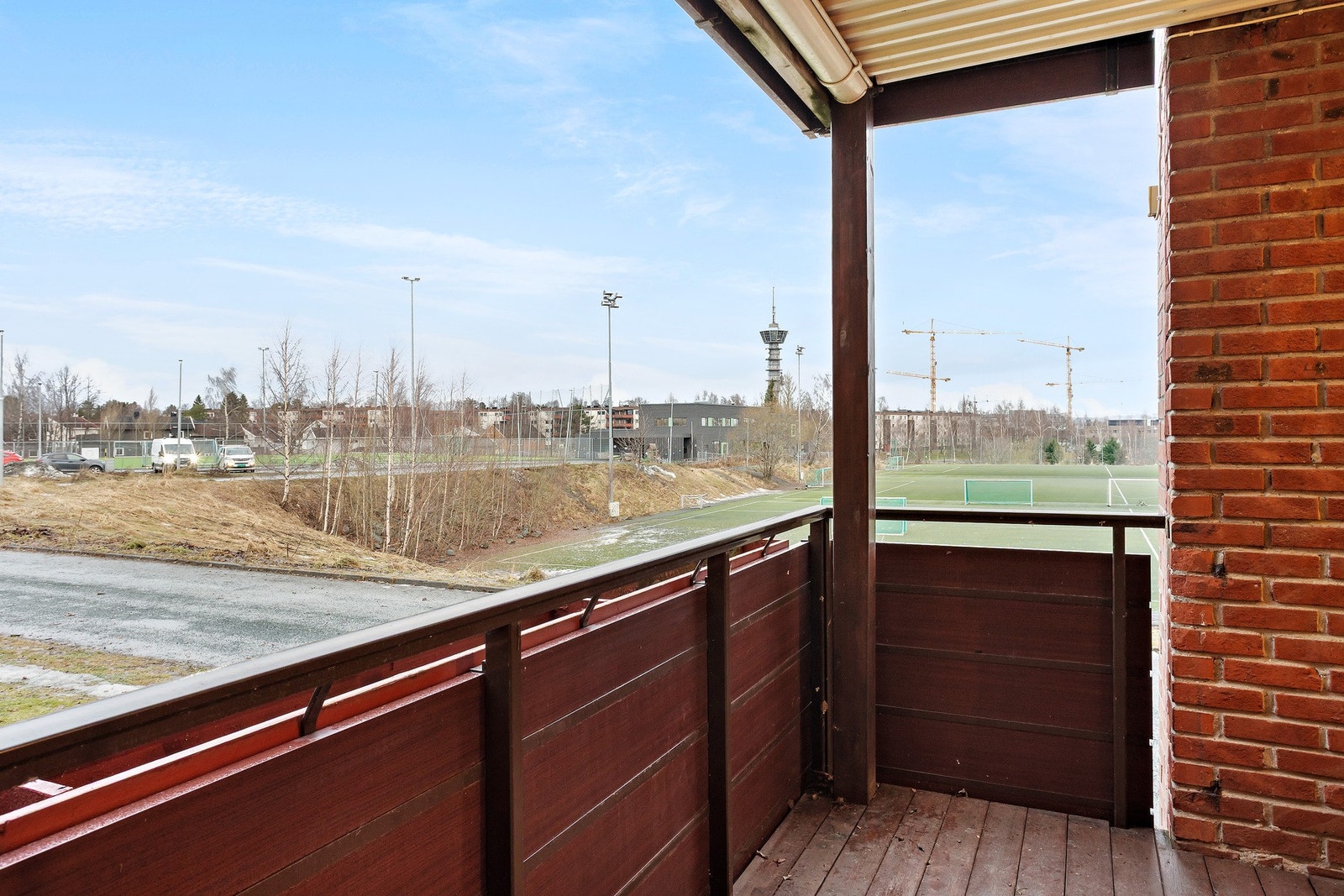 Verandaen vender mot vest og har gode solforhold store deler av dagen Galleribilde