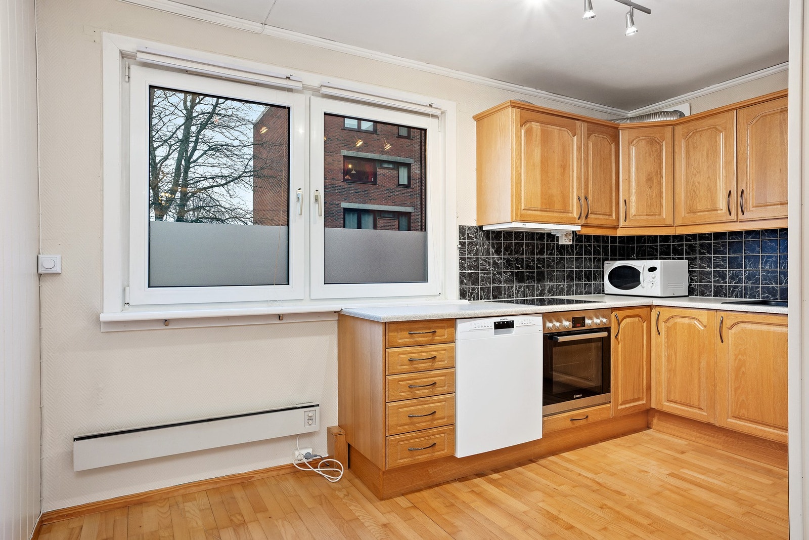 Solid kjøkken med masse skap- og skuffeplass Galleribilde