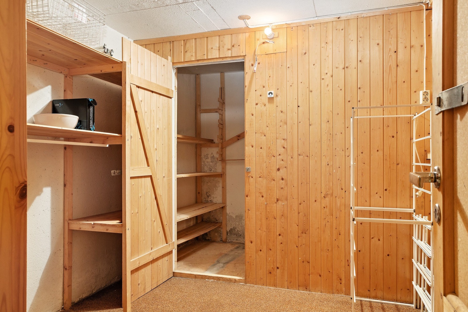 Like under leiligheten har du 2 stk boder på til sammen 9 kvm. I ene boden er det også lagt opp stikkontakter. Nytt ventilasjonsanlegg fra 2025. Galleribilde