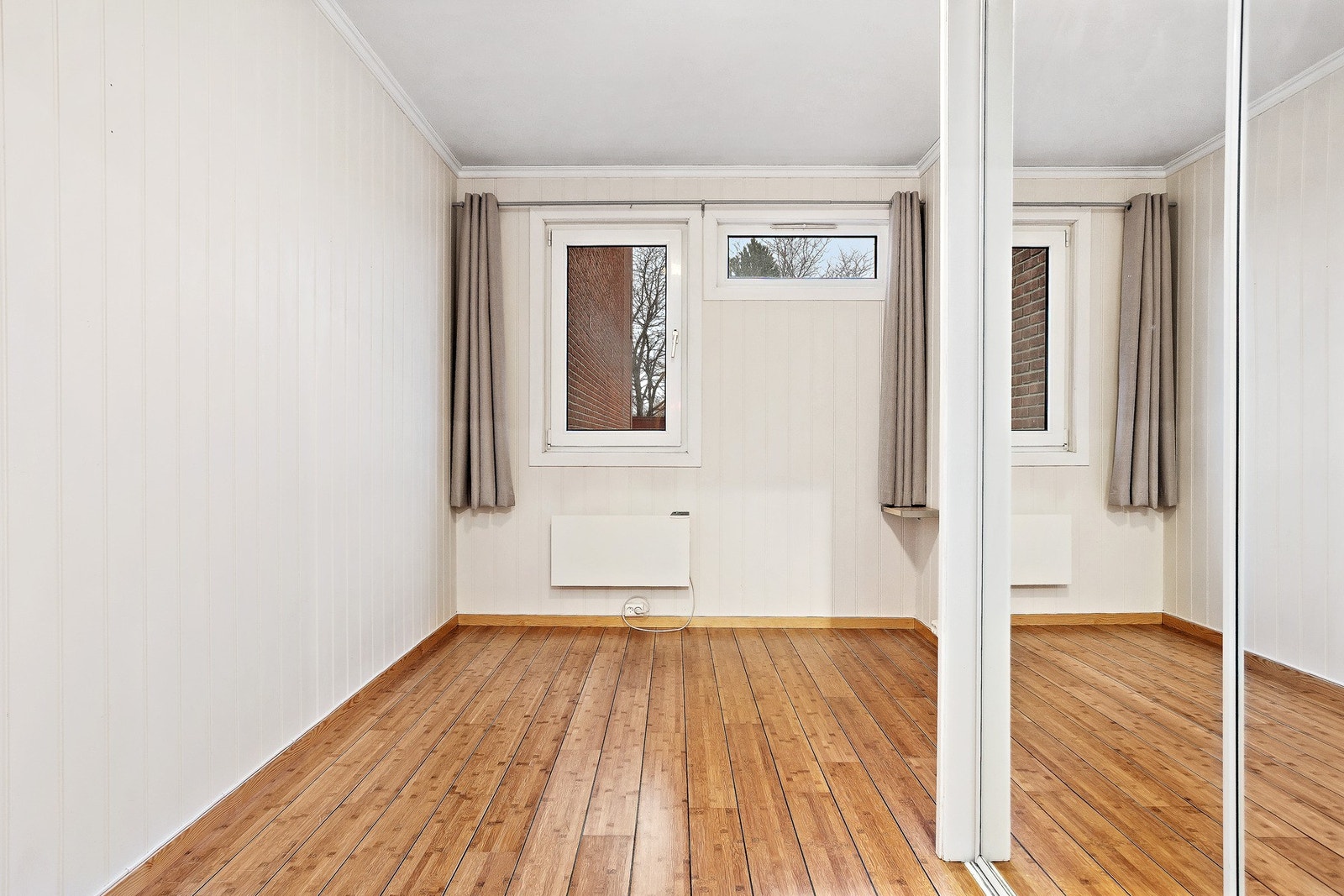 10,3 kvm stort soverom med plassbygd skyvedørsgarderobe. Galleribilde