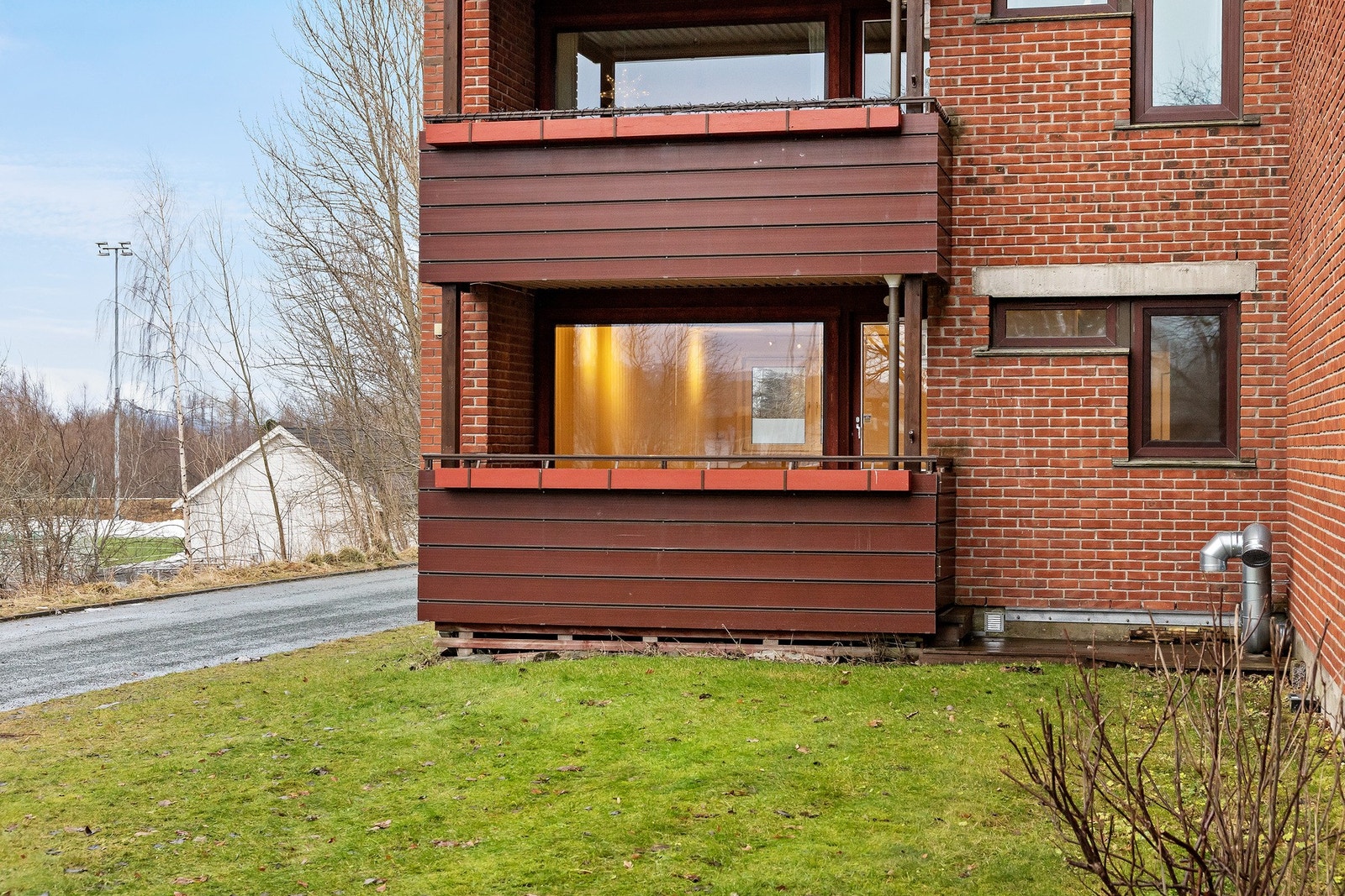 Leiligheten har en flott hjørneplassering i 1.etasje med med nedgang til hagen. Galleribilde