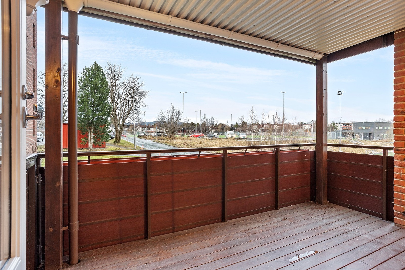 Takovebygd veranda på 9 kvm med grind direkte ned til hagen. Galleribilde