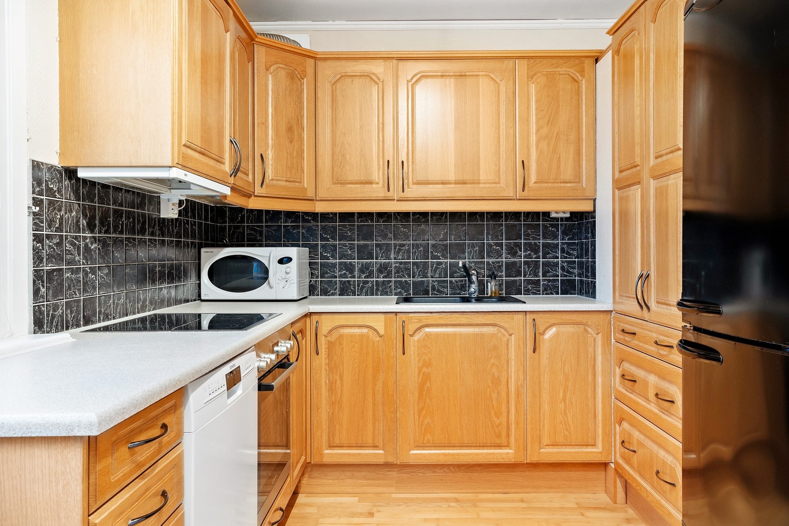 Her følger alle hvitevarer med kjøpet som keramisk platetopp, komfyr fra Bosch, oppvaskmaskin fra Siemens og kombiskap Galleribilde