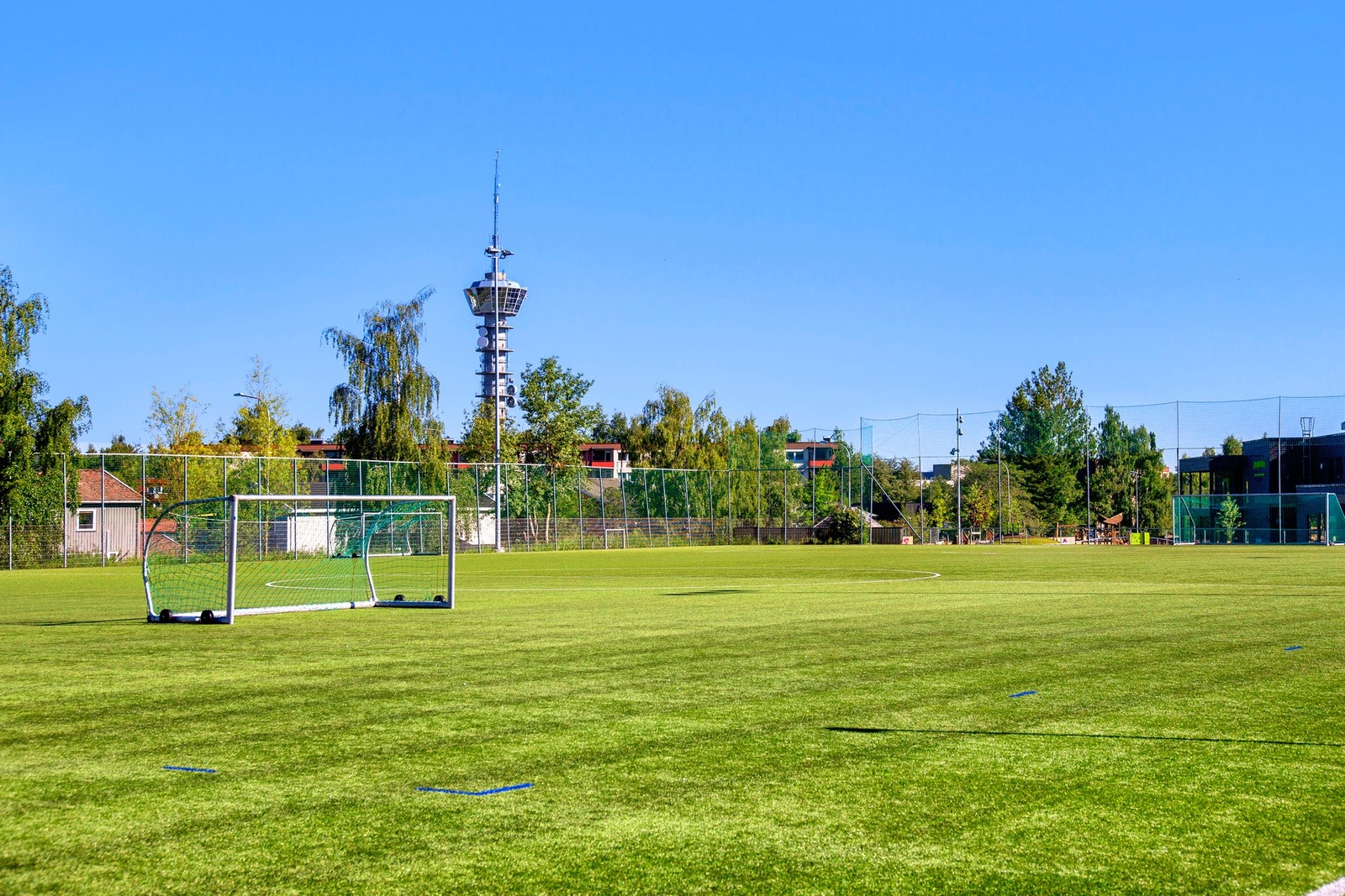 For den aktive så er en svært flott kunstgressbane like utenfor leiligheten. Galleribilde