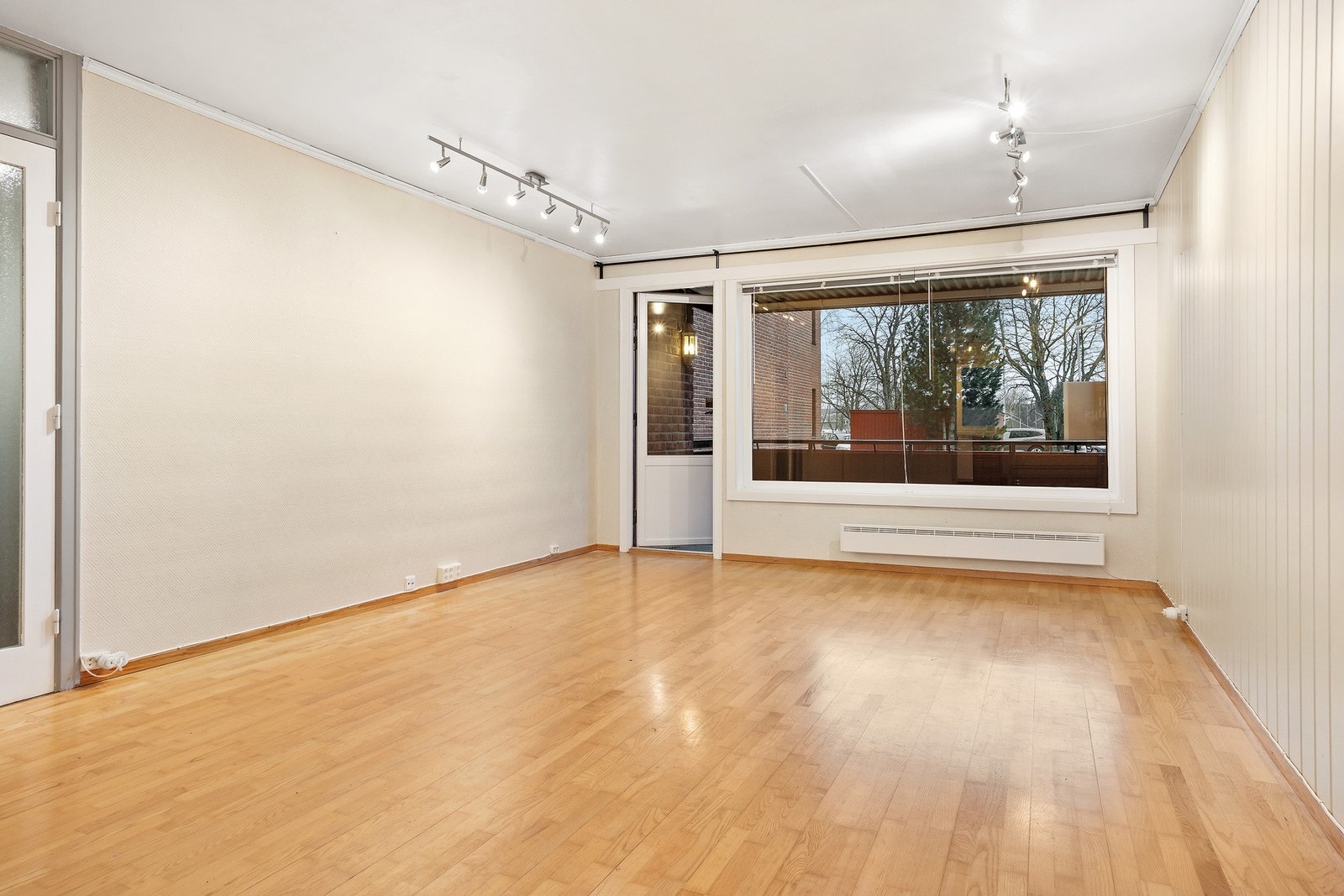 Romslig og innbydende stue på 31,6 kvm med stor vindusflate Galleribilde