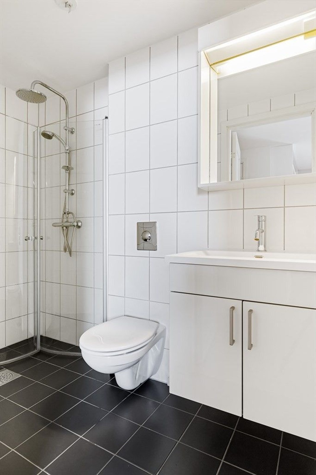 Flislagt baderom. Galleribilde