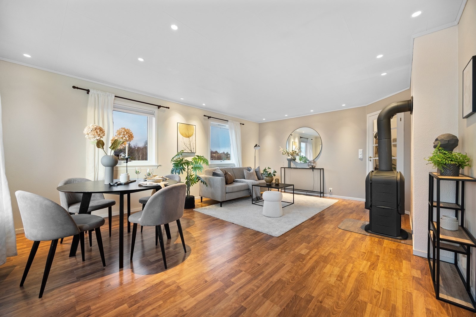 Stuen er av god størrelse på totalt 27m² med naturlige soner til både sofa og spisegruppe. Galleribilde