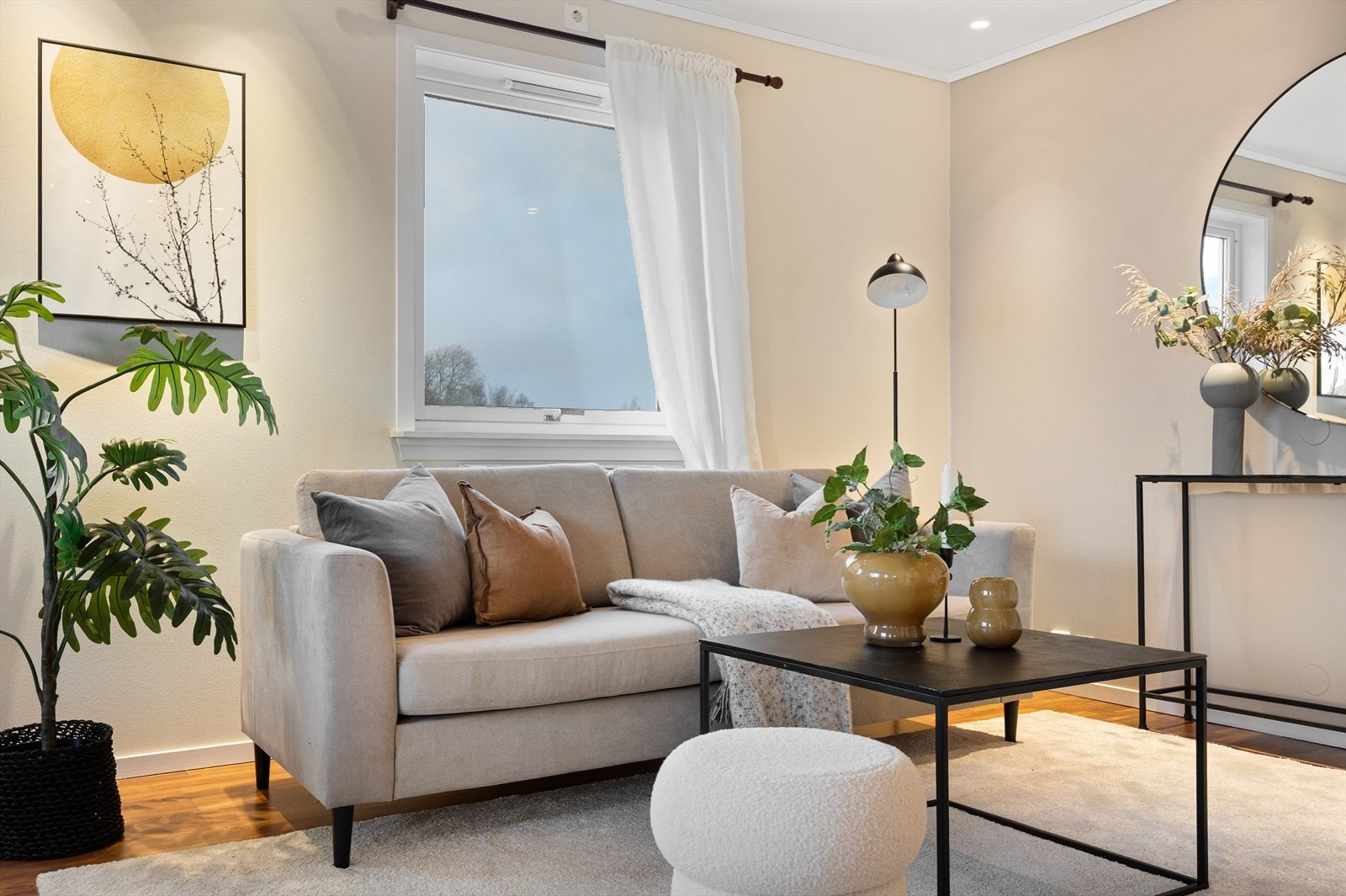 Overflatene er malt i lyse og behagelige farger. Galleribilde