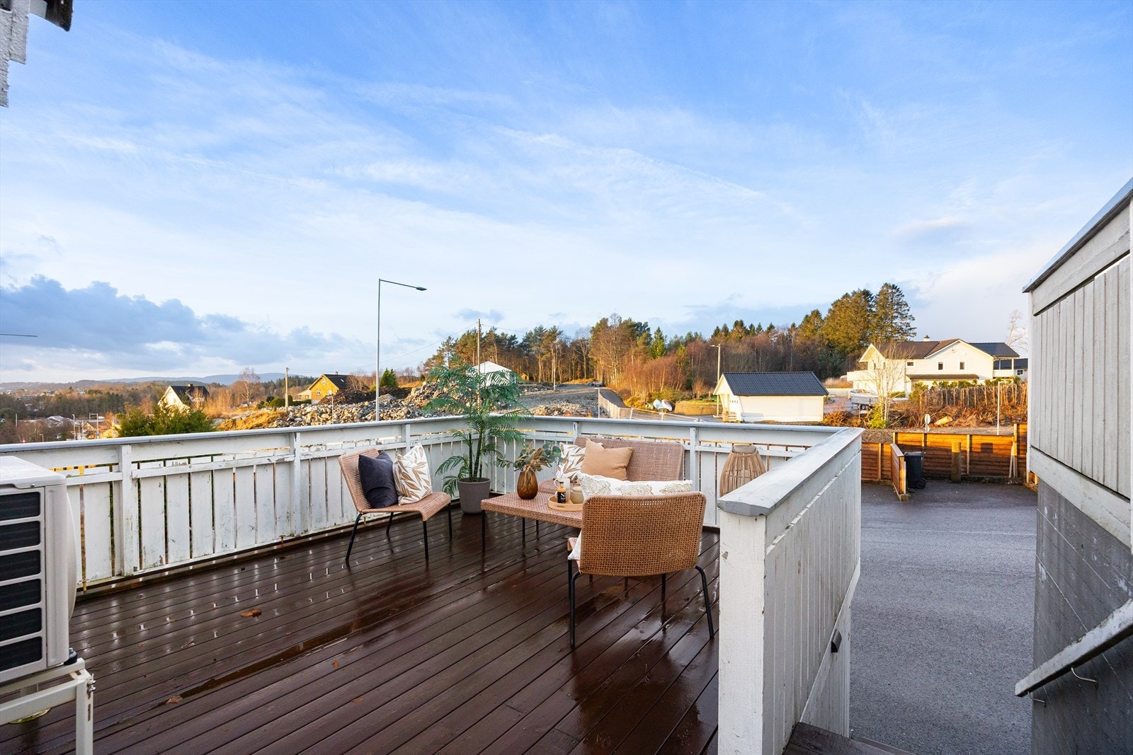 Stor terrasse på 46m² ved inngangsdøren som ligger fint til mot vest. Galleribilde