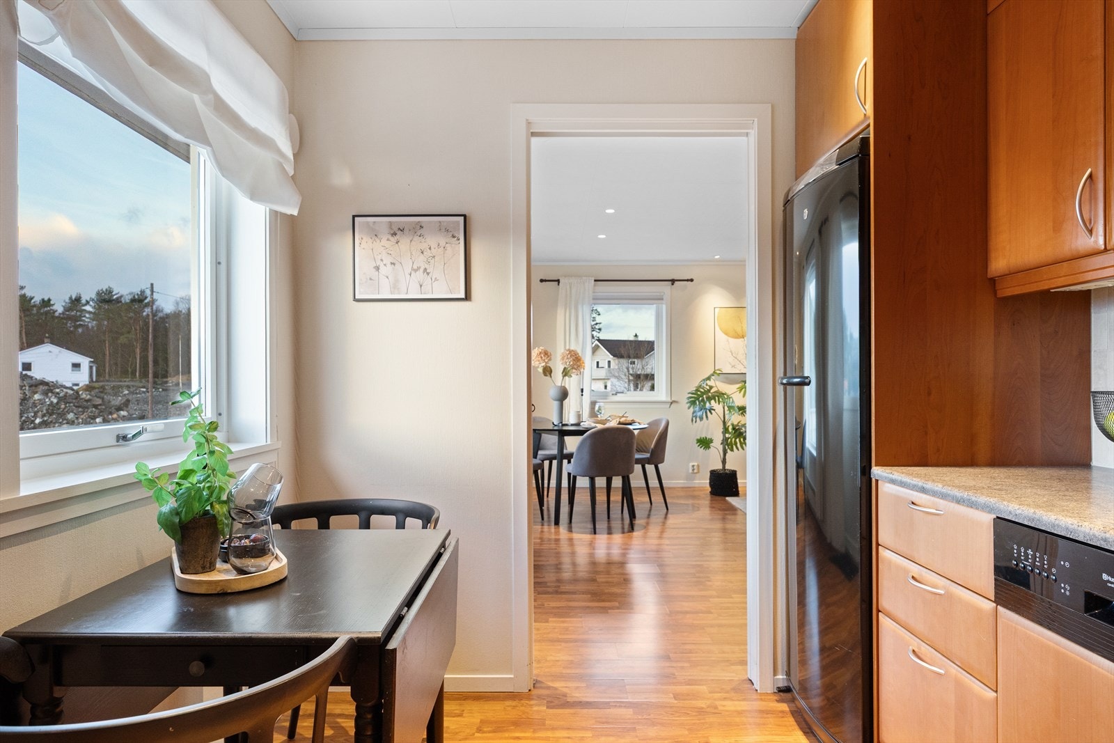 Det er godt med skap- og benkeplass samt plass til å innrede med et lite spisebord. Galleribilde