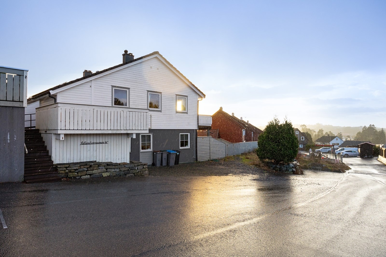 Her bor du i et rolig nabolag i Ådlandsstraumen, ca. 3 minutters kjøring fra Blomsterdalen og 5 minutters kjøring fra Hjellestad. Galleribilde