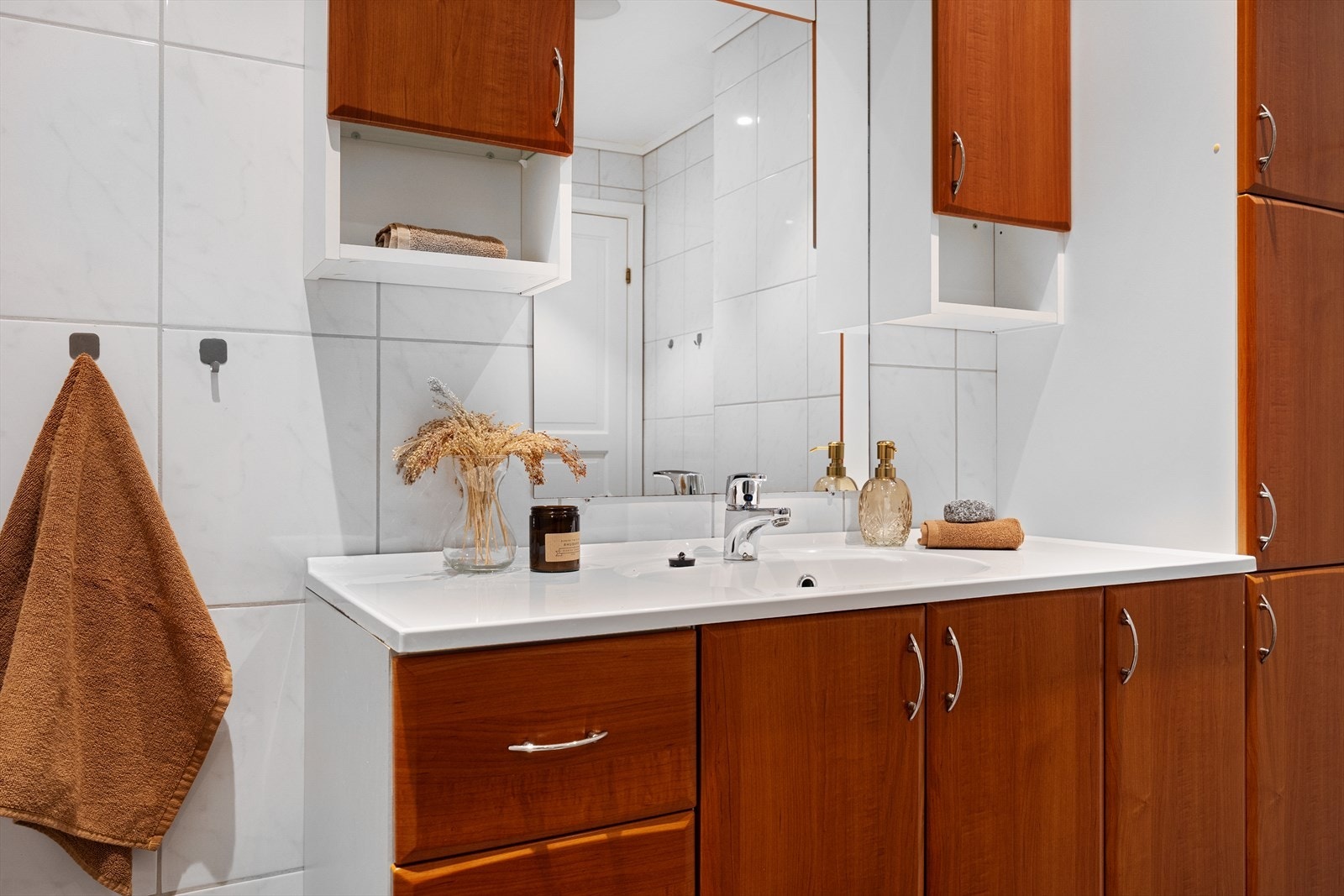 Pent helfliset bad med varmekabler i gulv. Galleribilde