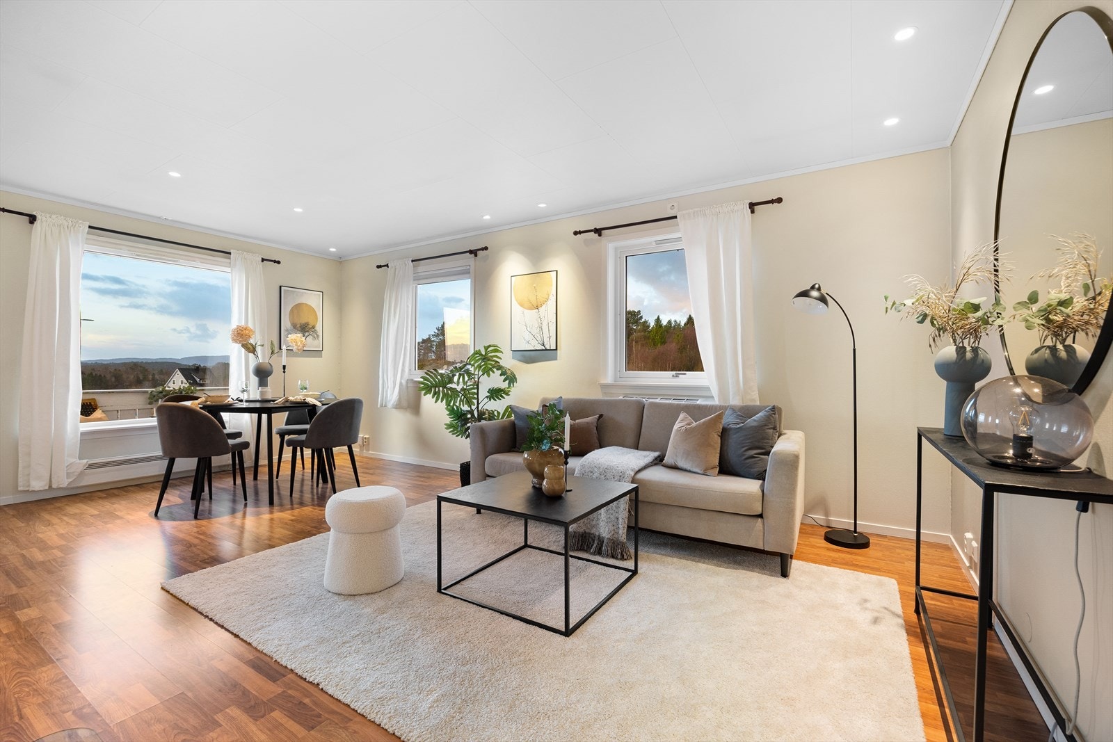 Stuen har rikelig med naturlig lysinnslipp med store vindusflater og lite innsyn. Galleribilde