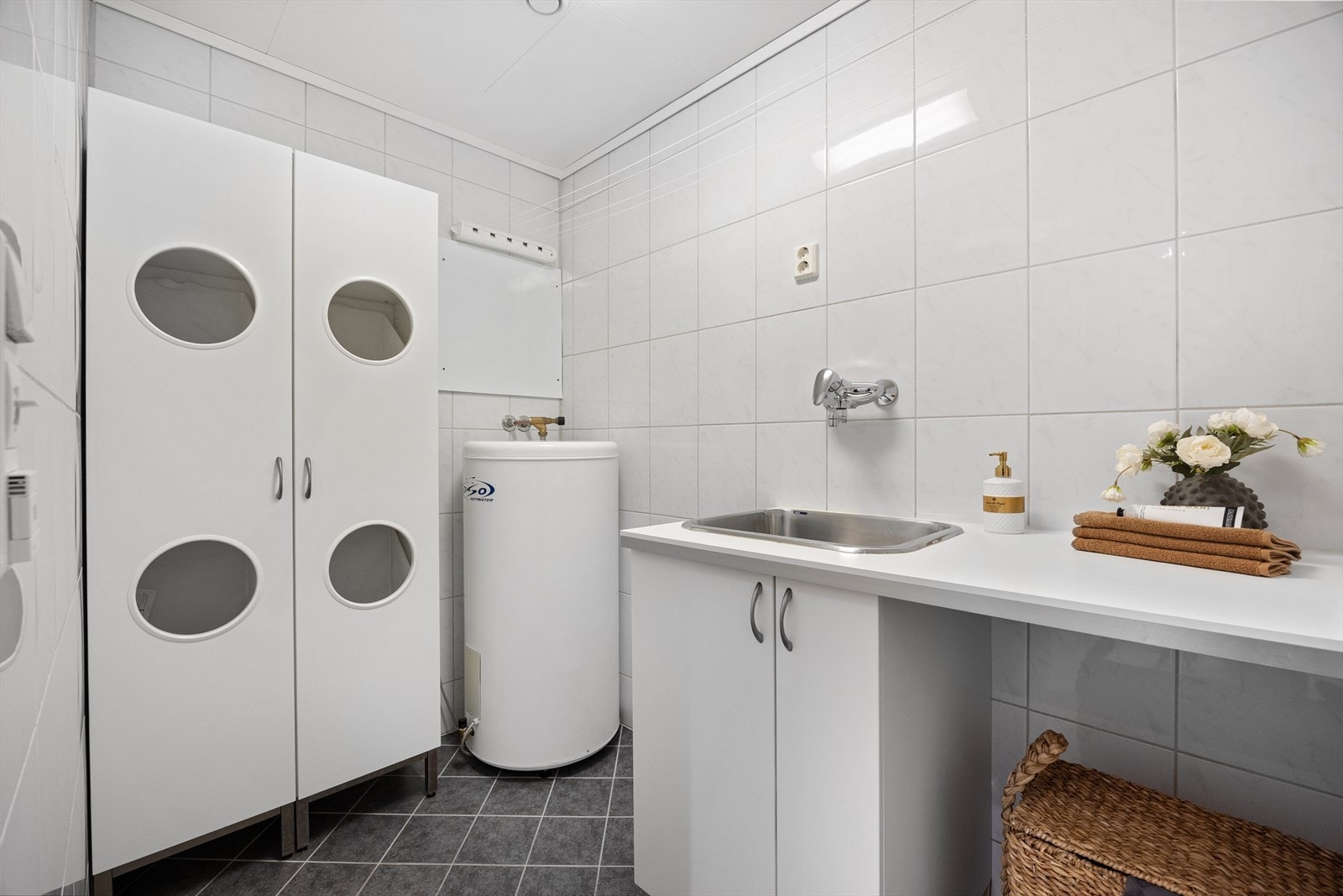 Meget praktisk med eget vaskerom. Vaskerommet har fliser på gulv og vegger, og er innredet med varmtvannsbereder. Galleribilde