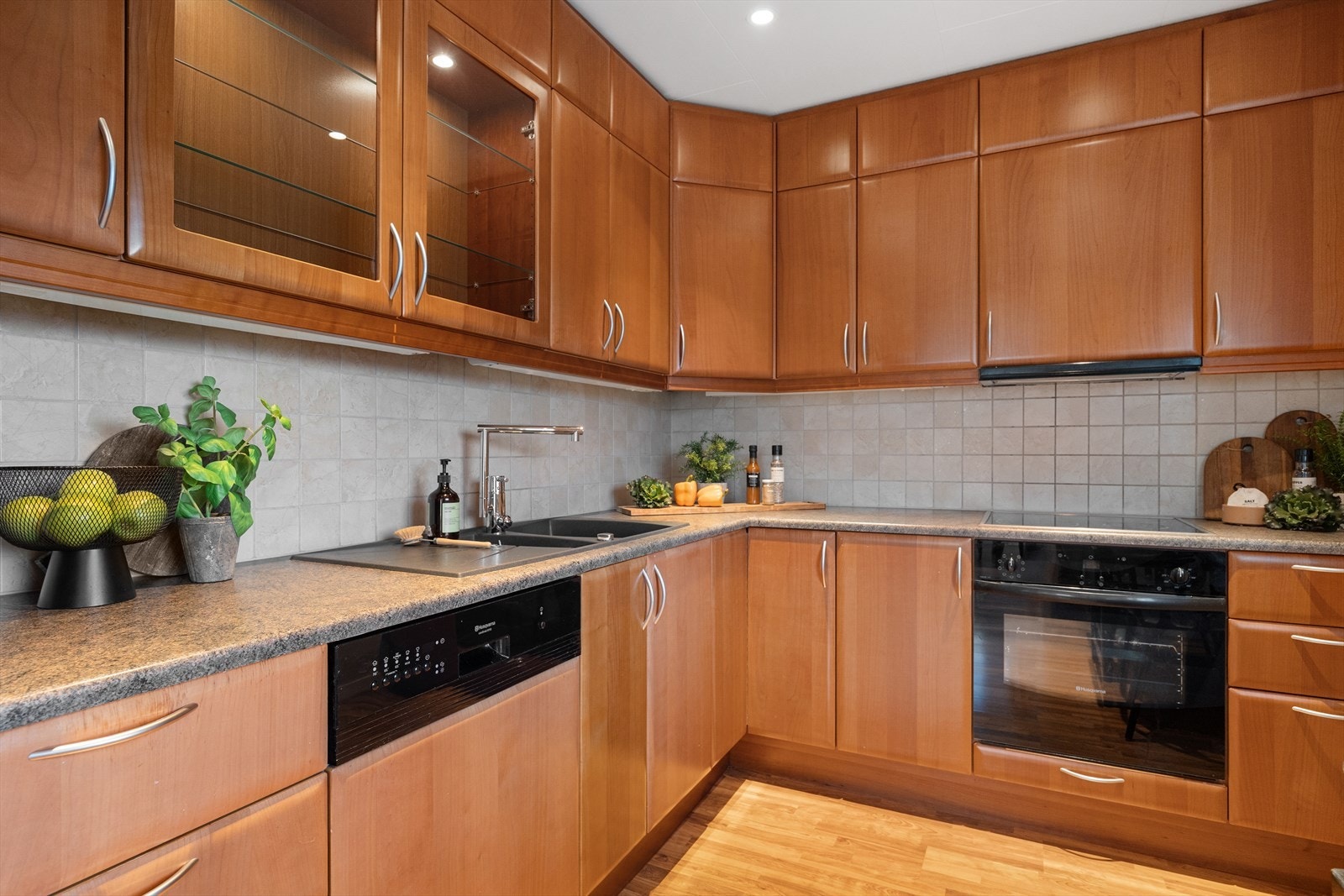 Integrert platetopp, stekeovn og oppvaskmaskin. Nisje for kjøleskap og opplegg for oppvaskmaskin. Galleribilde