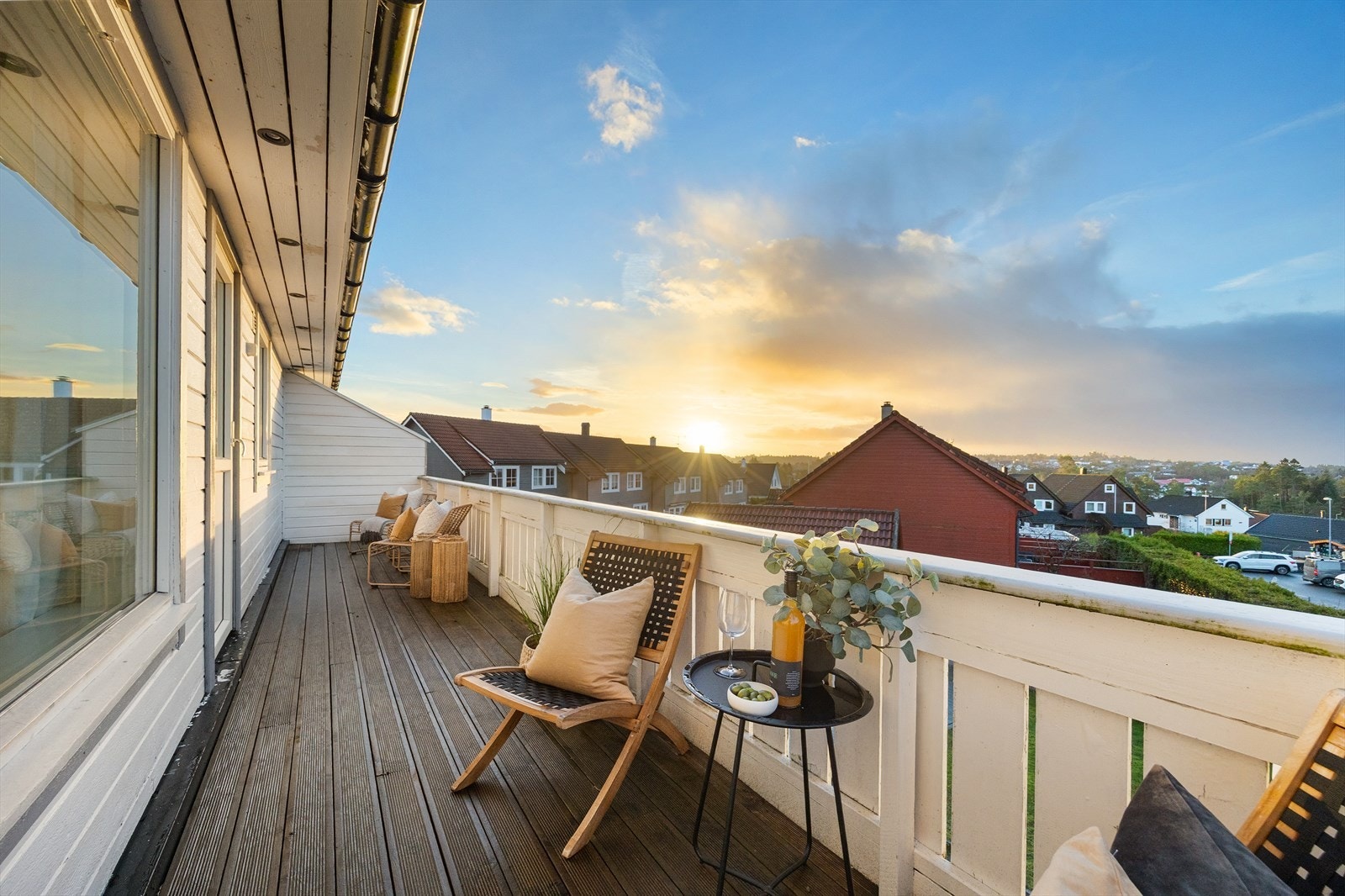 Fra stuen har man utgang til en romslig sørvendt altan på 13m² med fin utsikt mot nærområdet og mot Hjellestad Galleribilde