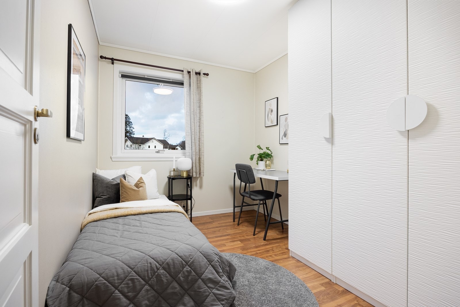 Har du ikke behov for to soverom kan det ene brukes som gjesterom eller kontor. Galleribilde