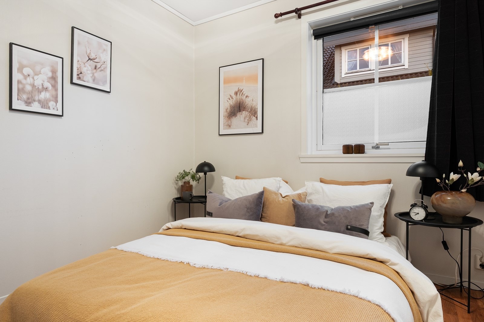 Her er det god plass til å innrede med seng, nattbord og annet ønsket soveroms møblement. Galleribilde