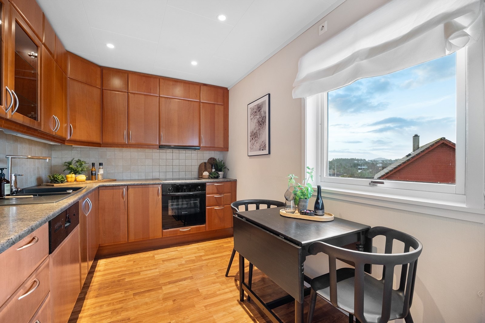 Kjøkkeninnredning med glatte fronter og laminert benkeplate med nedfelt servant, og alle hvitevarer medfølger. Galleribilde