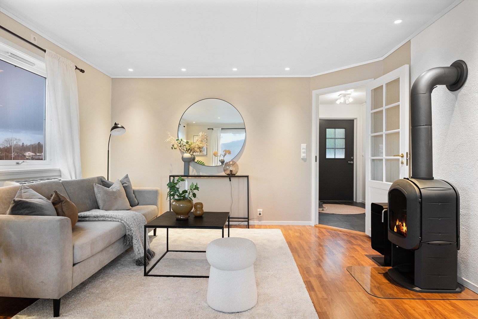 Varmepumpen sørger for et behagelig inneklima, i tillegg er det peis som skaper en koselig atmosfære på kalde dager. Galleribilde