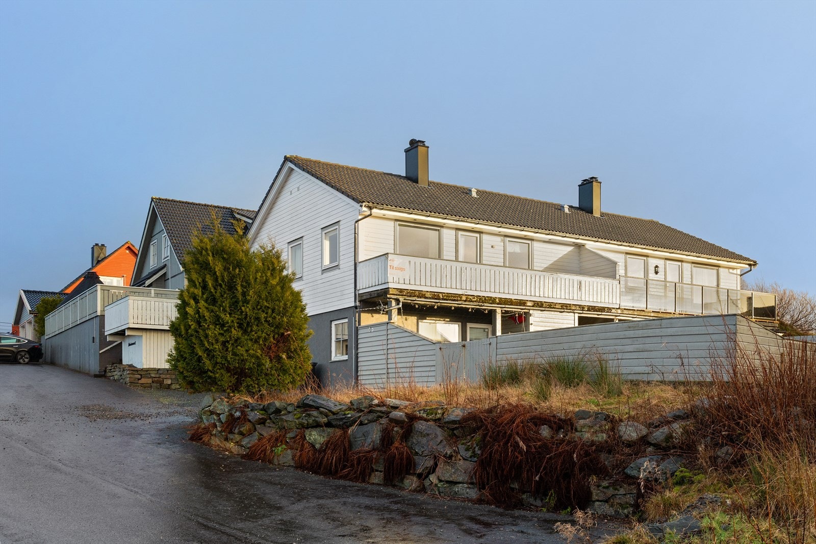 Tross den naturskjønne beliggenheten, er det her kort avstand til alle fasiliteter og servicetilbudene man trenger i hverdagen. Galleribilde