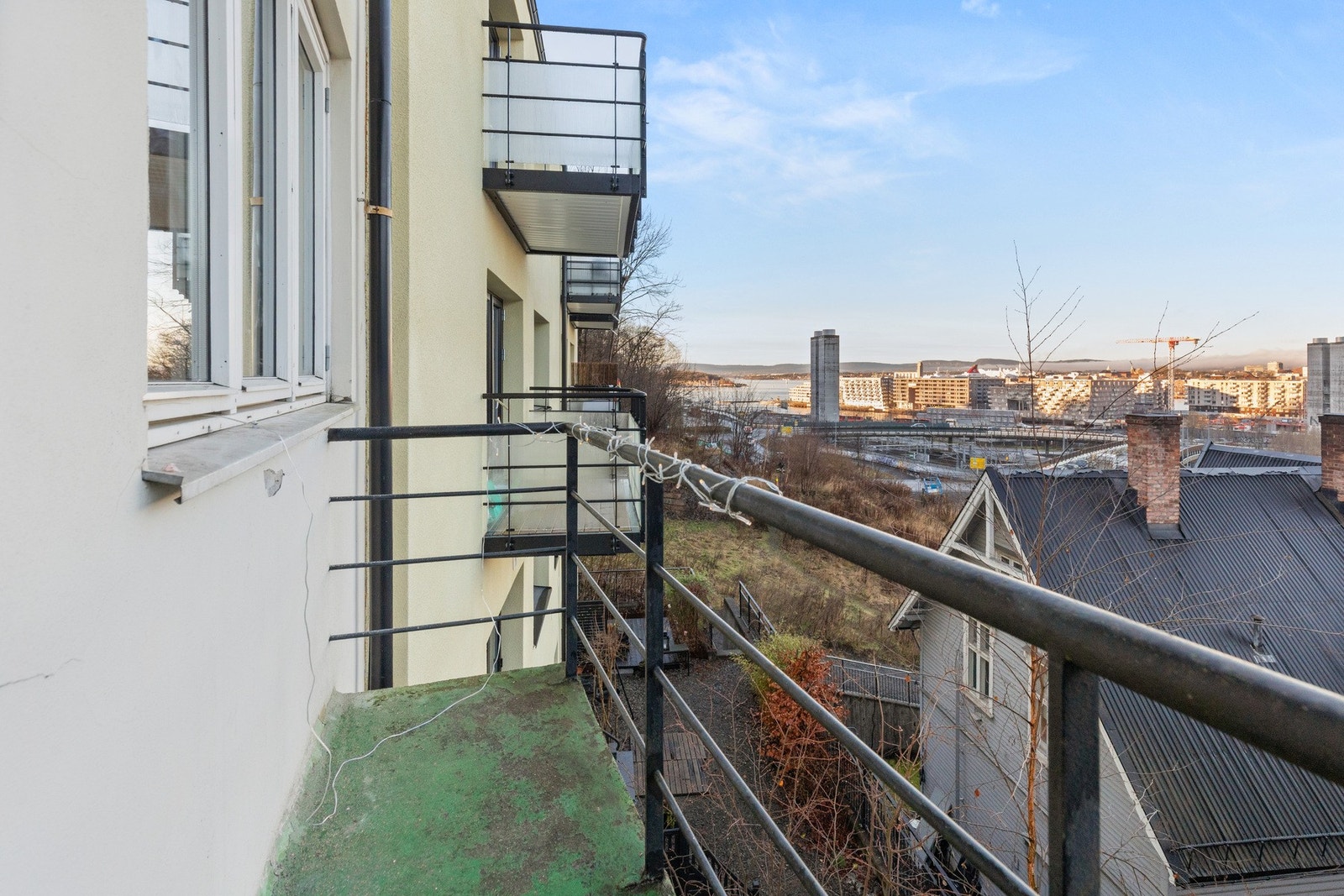 Usjenert vidstrakt utsikt mot Oslo sentrum. Galleribilde