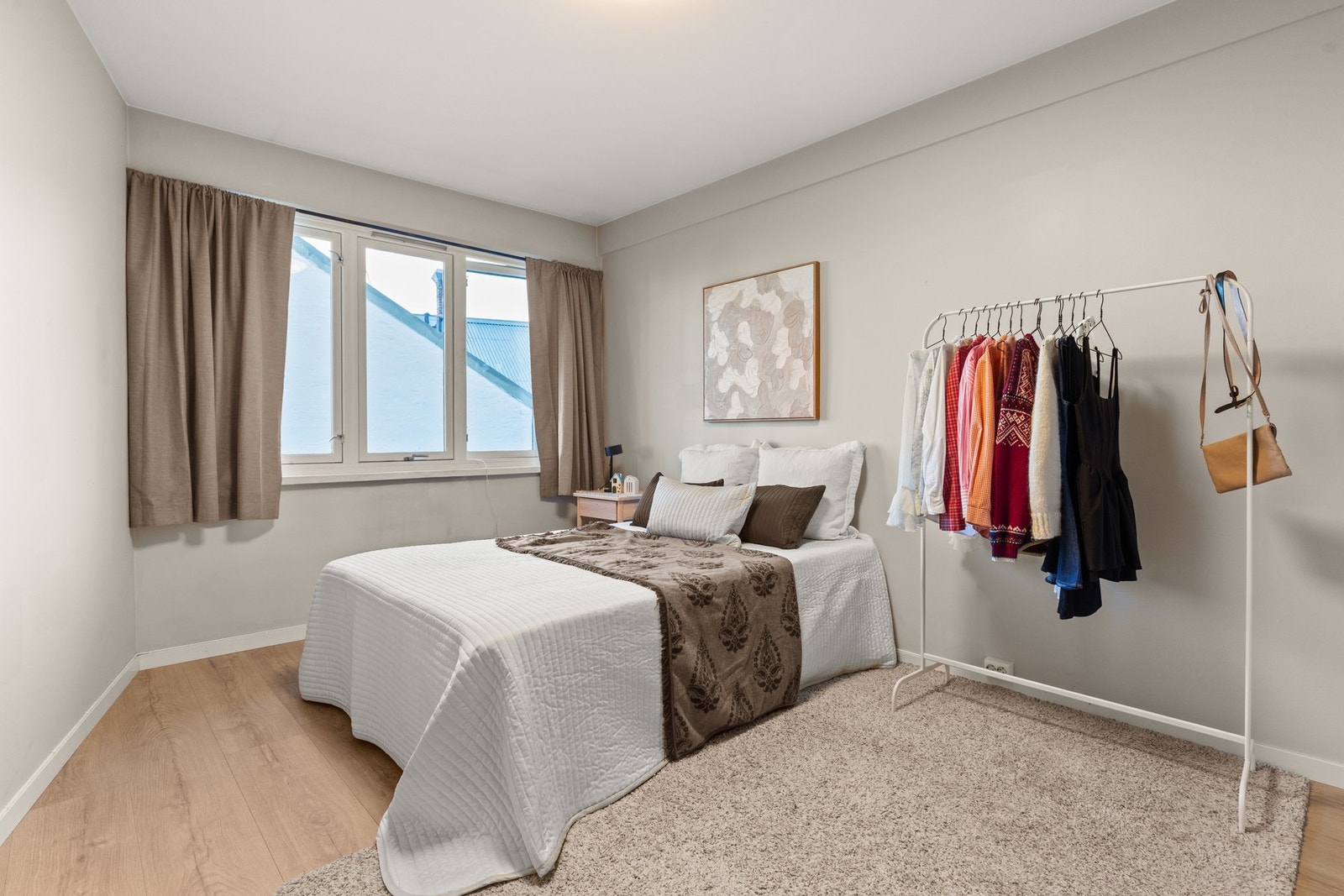 Plass til seng, nattbord og oppbevaringsmøblement. Galleribilde