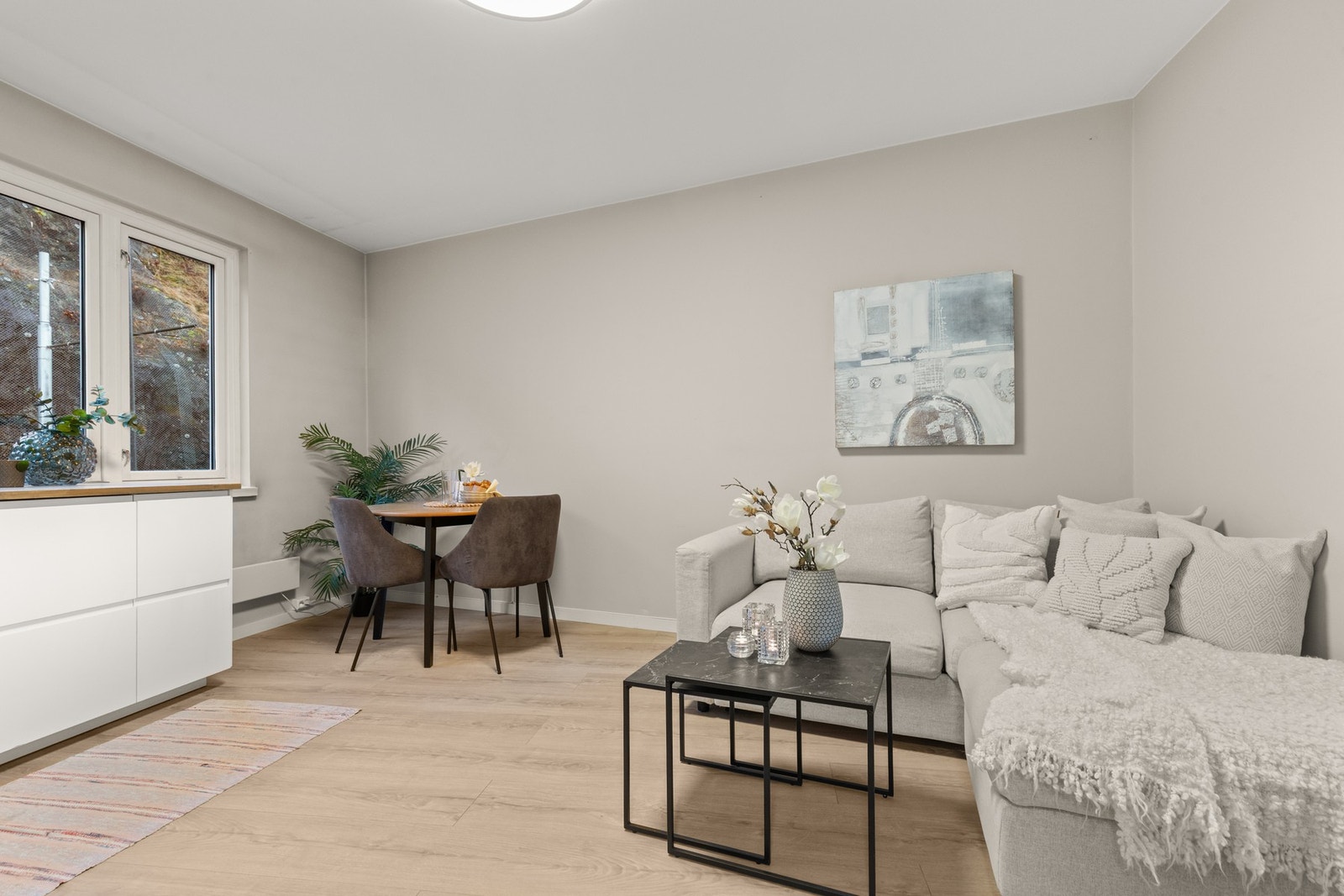 Oppgradert i 2022 med nye laminatgulv og nymalte overflater, Galleribilde