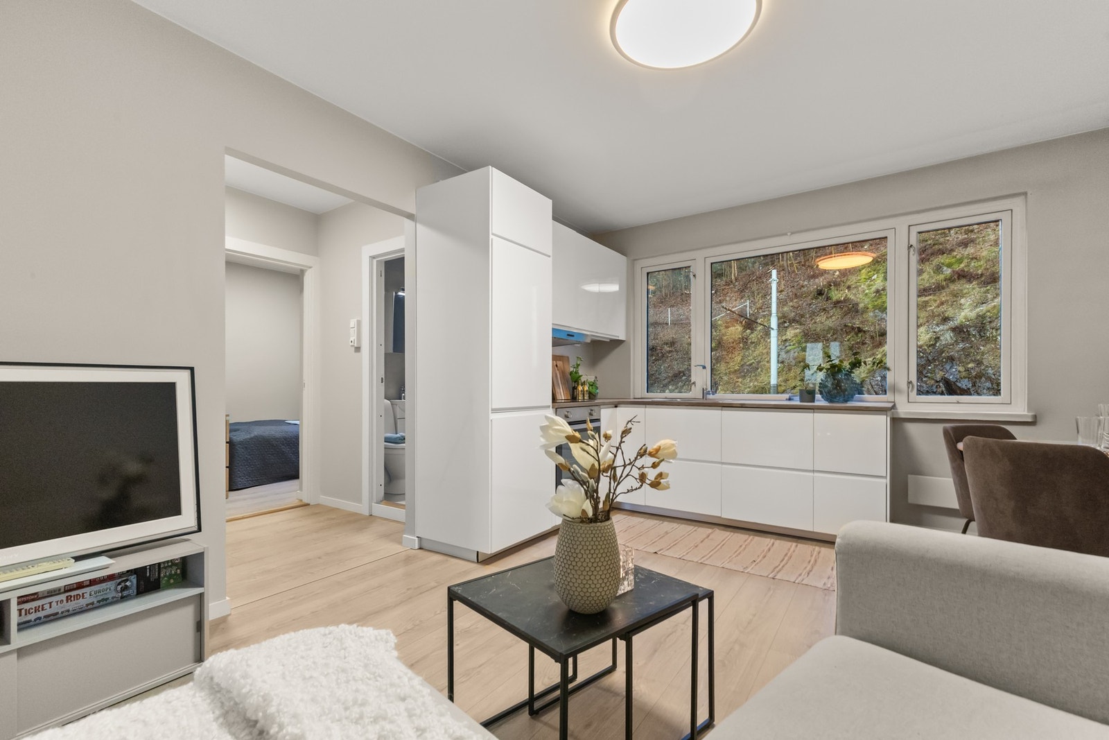 Lys attraktiv 3-roms selveier overflateoppusset i 2022 med utsikt mot Oslofjorden og kort avstand til Bjørvika. Galleribilde