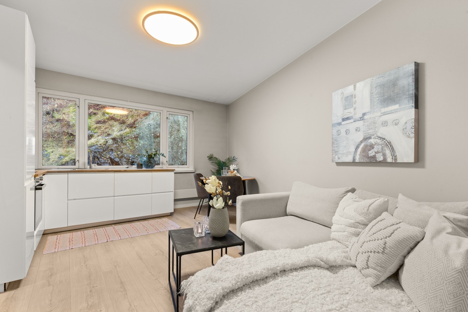 Boligen består av entré, stue med åpen kjøkkenløsning, bad/WC og to soverom. Galleribilde