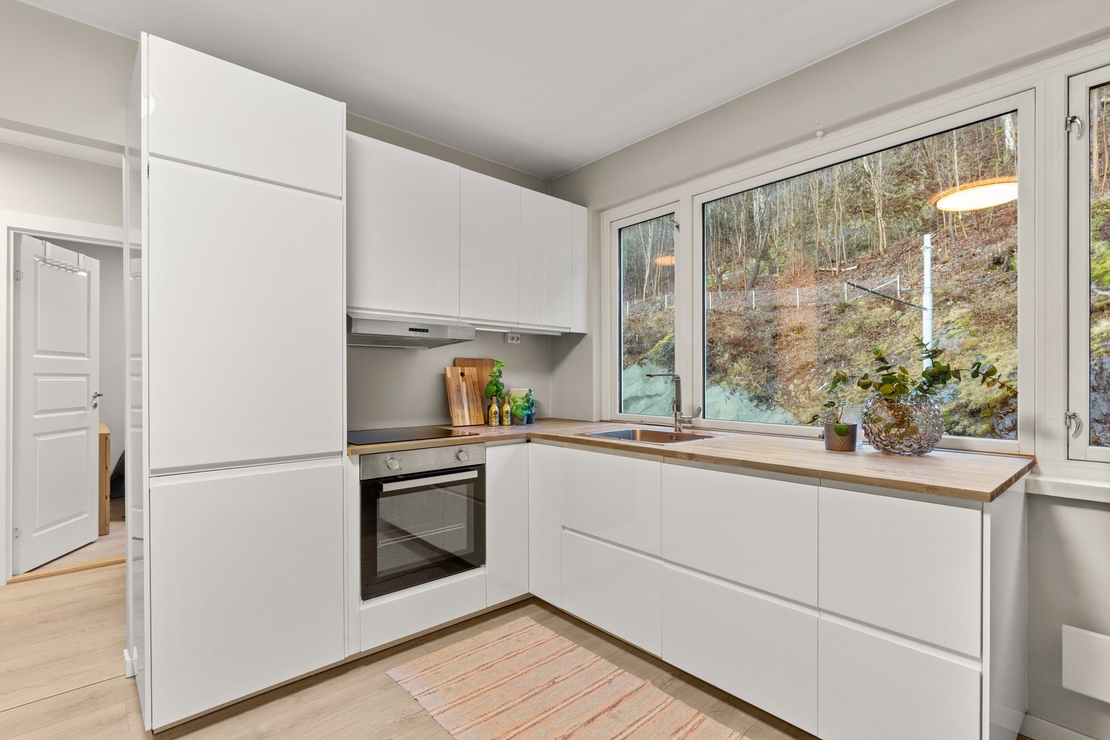 Ikea kjøkkeninnredning fra 2022 med glatte fronter og heltre benkeplater. Galleribilde