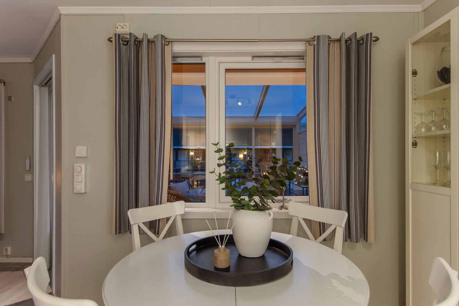 Spisestue på kjøkken. Galleribilde