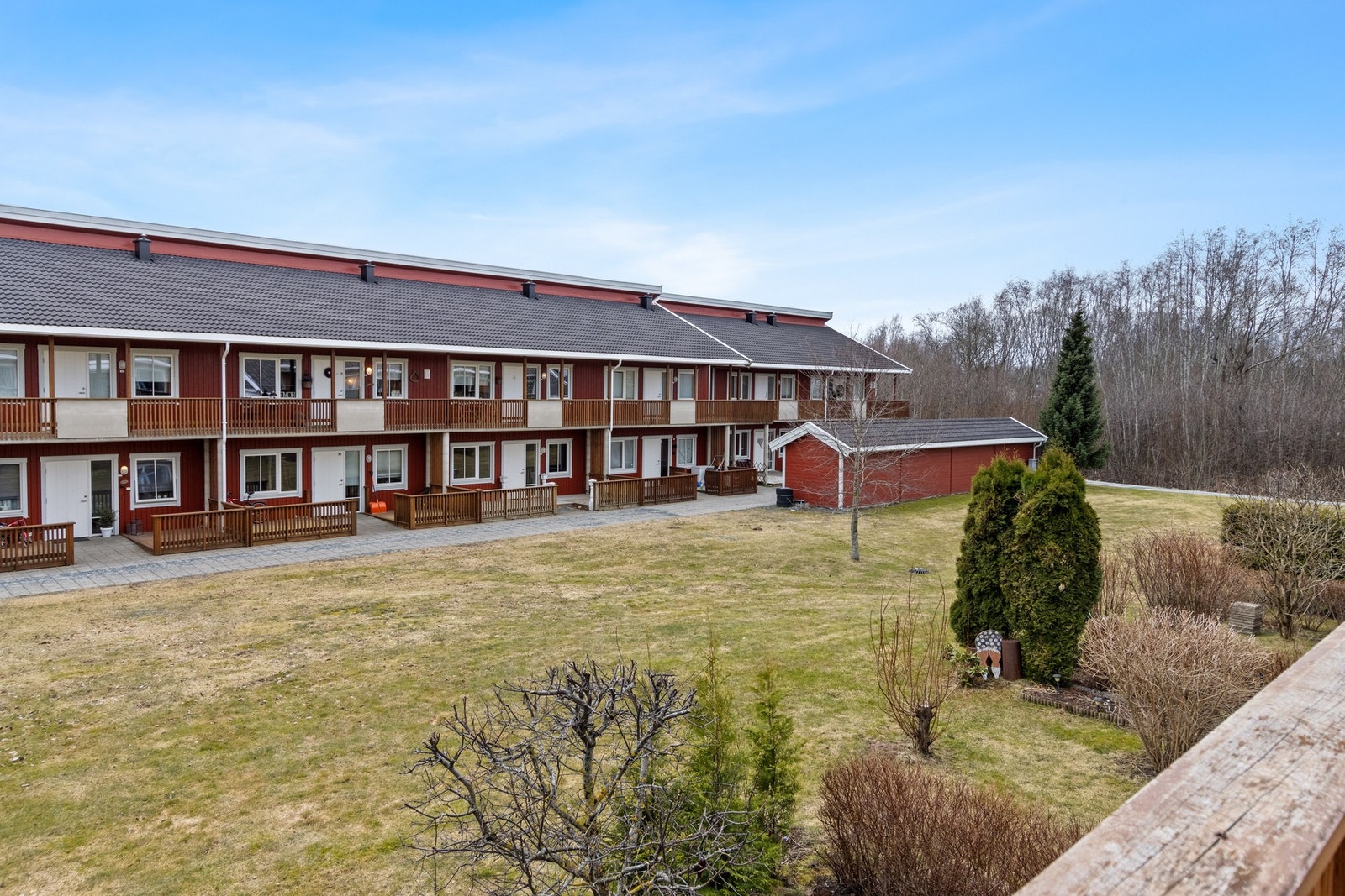Utsikt fra terrasse. Her liggere du vestvendt skjermet fra all trafikk. Galleribilde