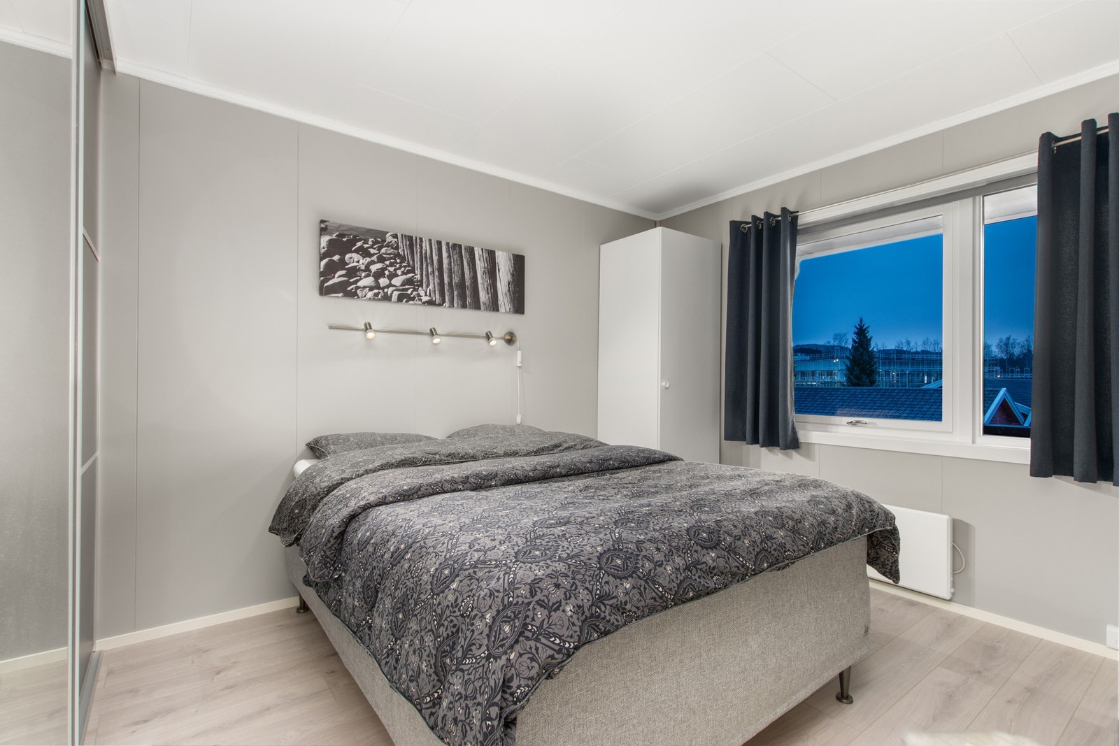 Hovedsoverom. Her er det også montert skyvedørsgarderobe. Galleribilde