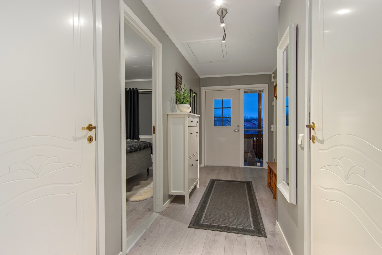 Gang. Det er montert vannbåren gulvvarme i gang, stue/kjøkken og bad. Galleribilde