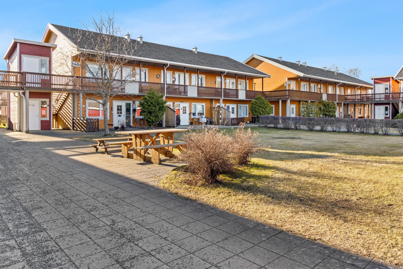 Store og trivelige uteområder på begge sidene av bygget. Galleribilde