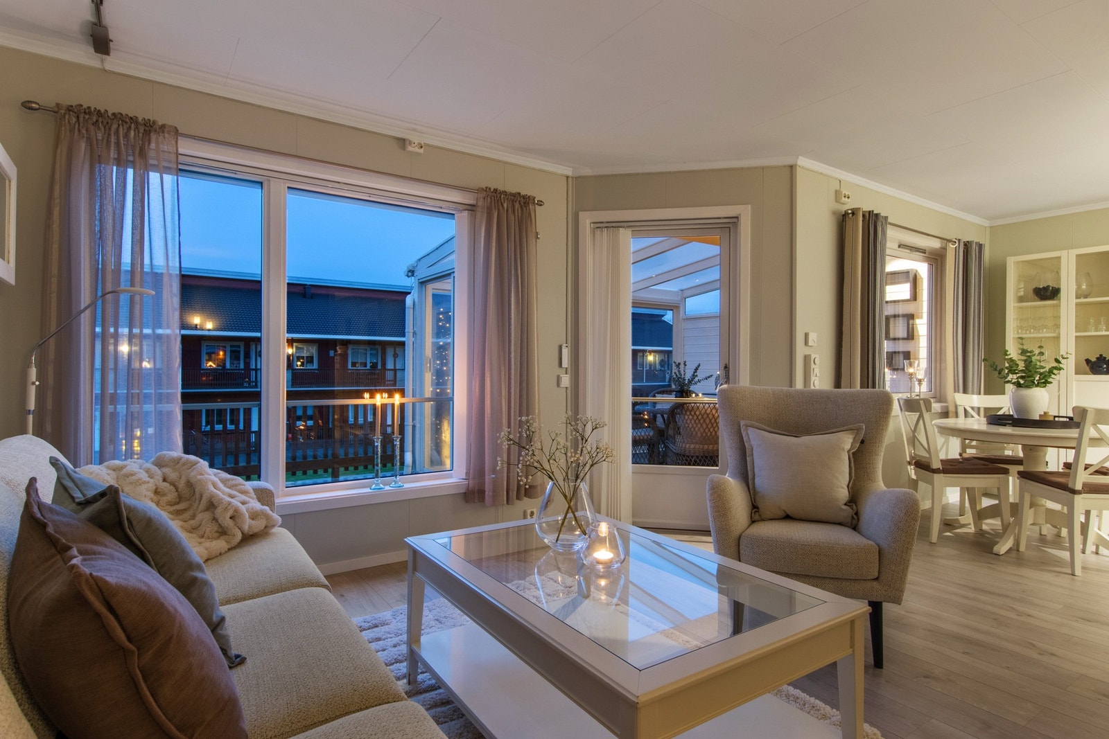 Stue. Det er vanlig terrasse på utsiden av stuen og takoverbygd terrasse på utsiden av kjøkkenet. Galleribilde