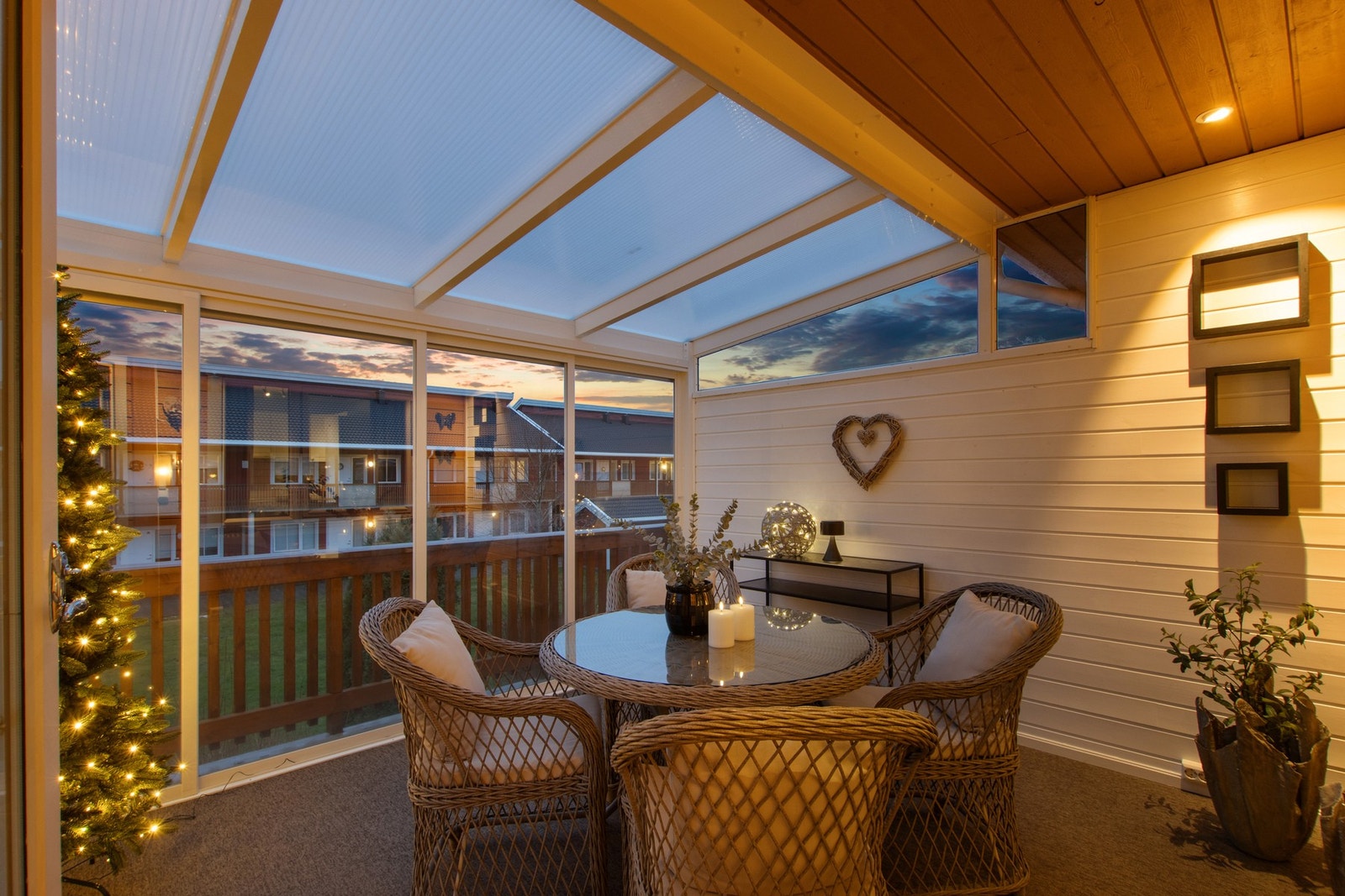 Romslig takoverbygd terrasse som ligger mot vest. Det er videre utgang til en terrasse som ikke er takoverbygd. Galleribilde