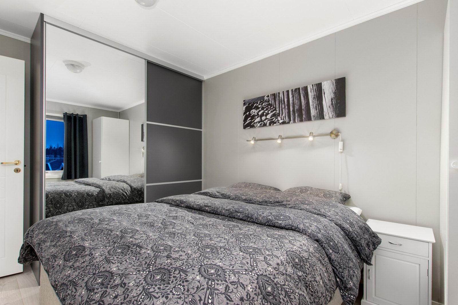 Hovedsoverom med skyvedørsgarderobe. Galleribilde