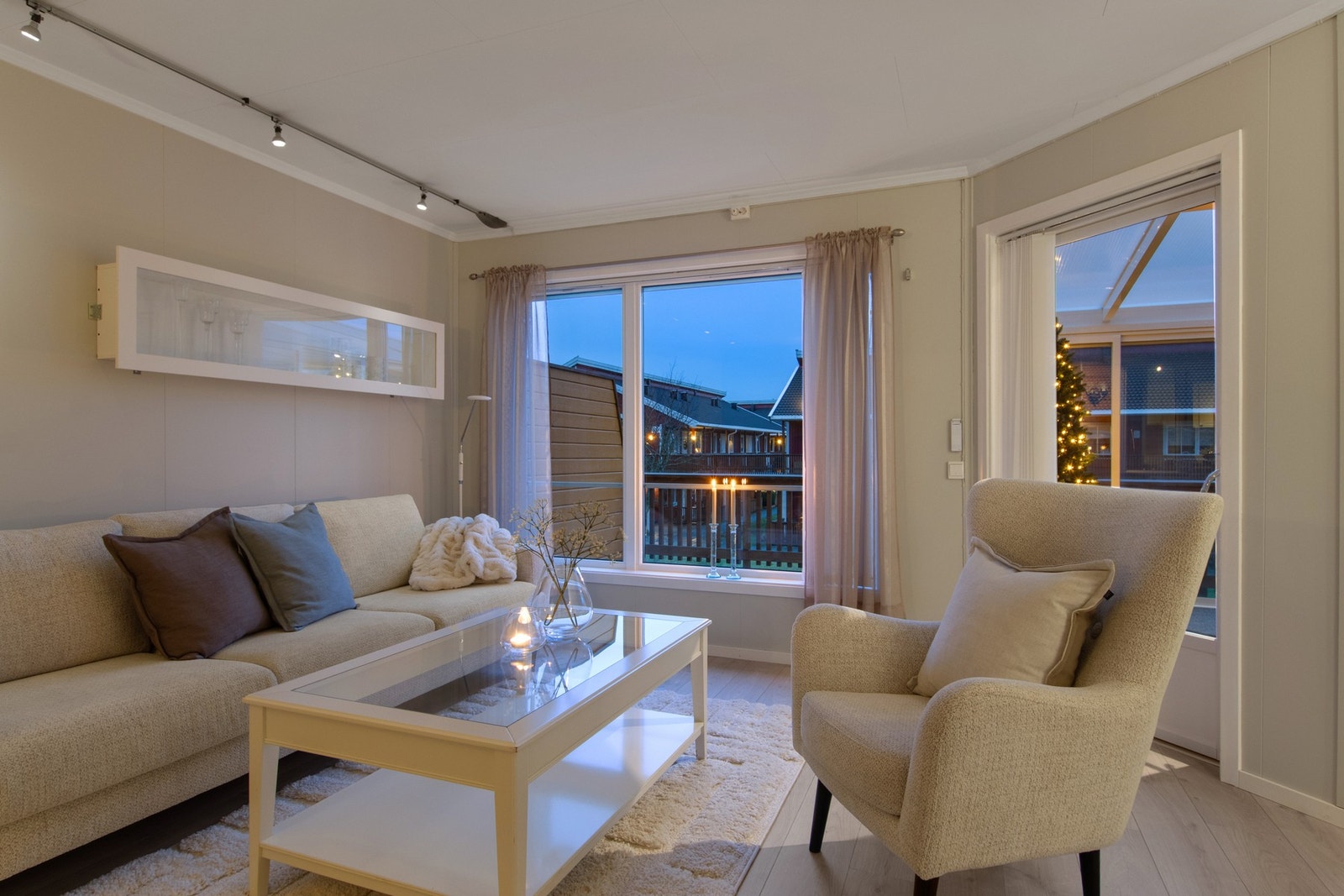 Utgang til takoverbygd terrasse. Galleribilde