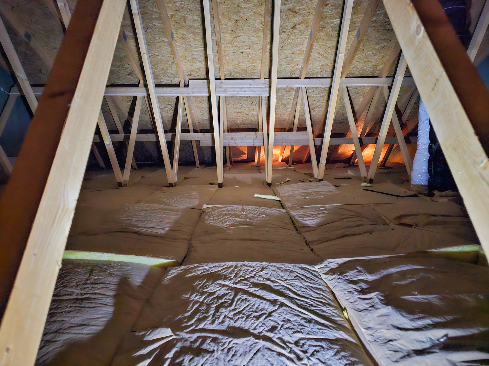 Det er adkomst til kvisten/loftet på leiligheten. Her er det stor lagringsplass hvis man tilrettelegger for det. Galleribilde