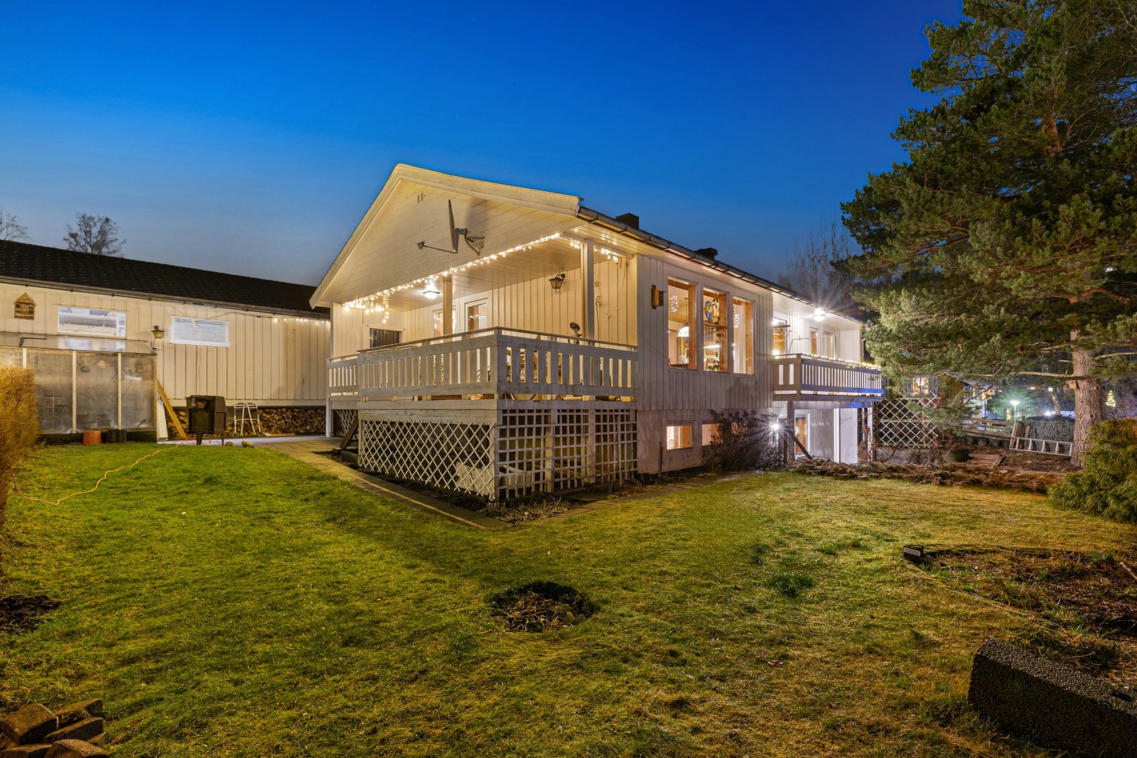 Romslig og opparbeidet hageparti. Galleribilde