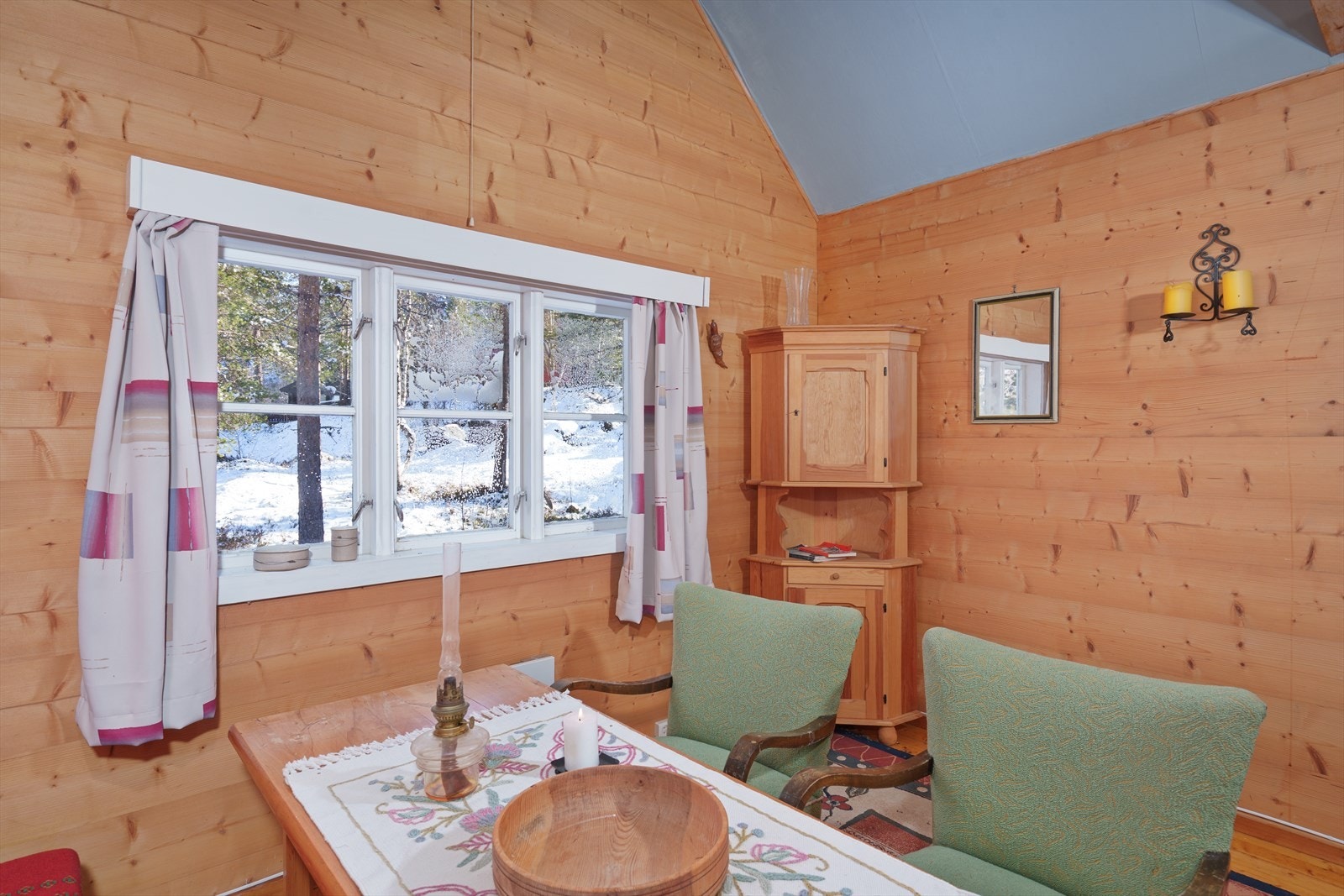 Hytten selges med det meste av møbler og innbo Galleribilde