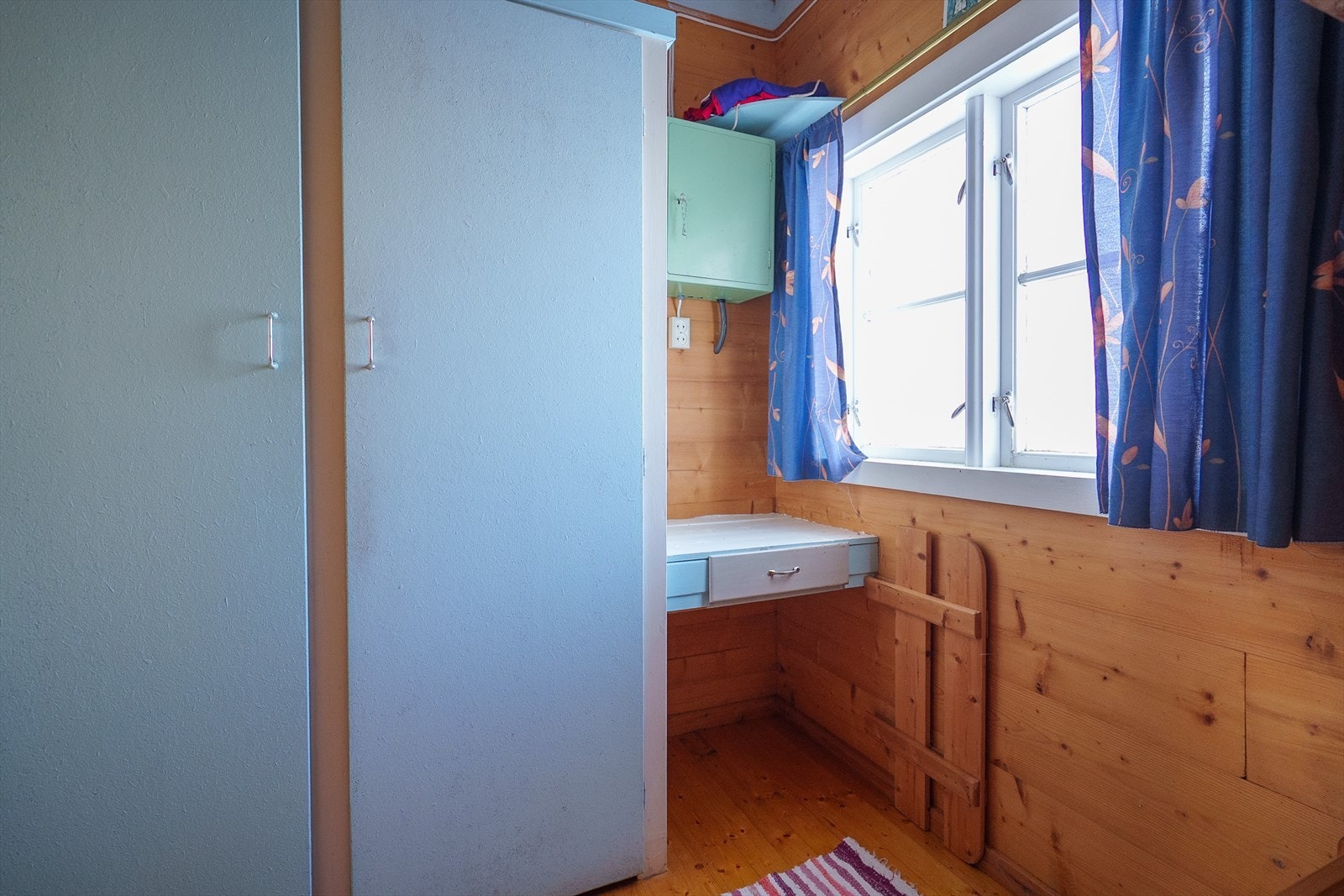 Soverom med plassbygget garderobe Galleribilde