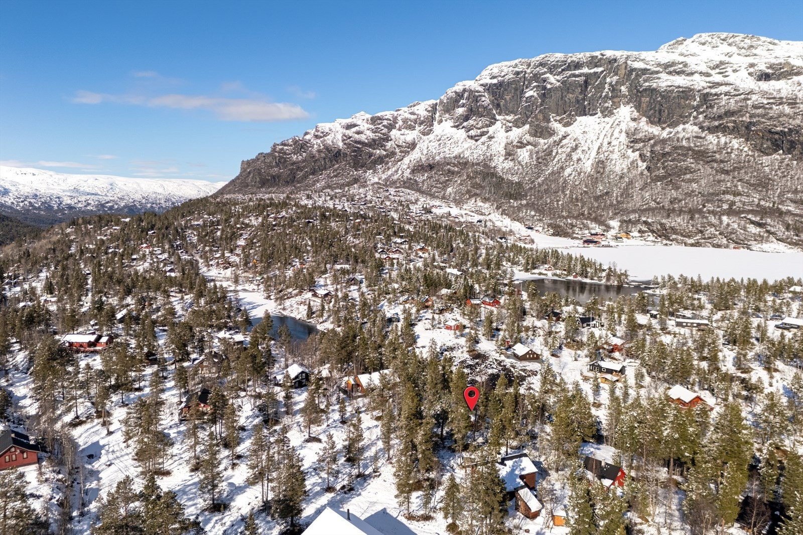 Skiløypen går like ved hytta og ellers enkel tilgang til nydelige turområder ved Løyningsvannet Galleribilde